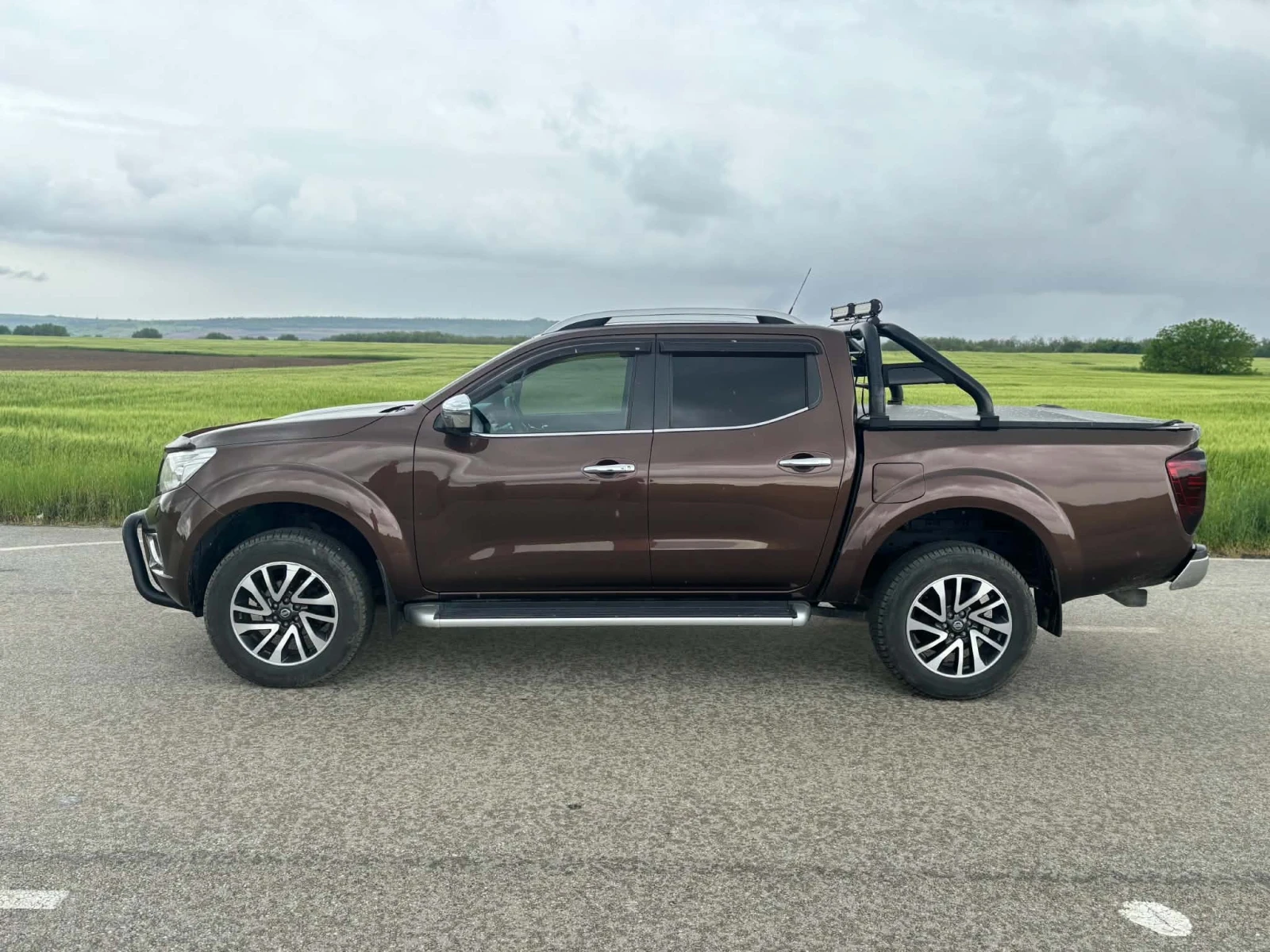 Nissan Navara, снимка 8 - Автомобили и джипове - 54484341