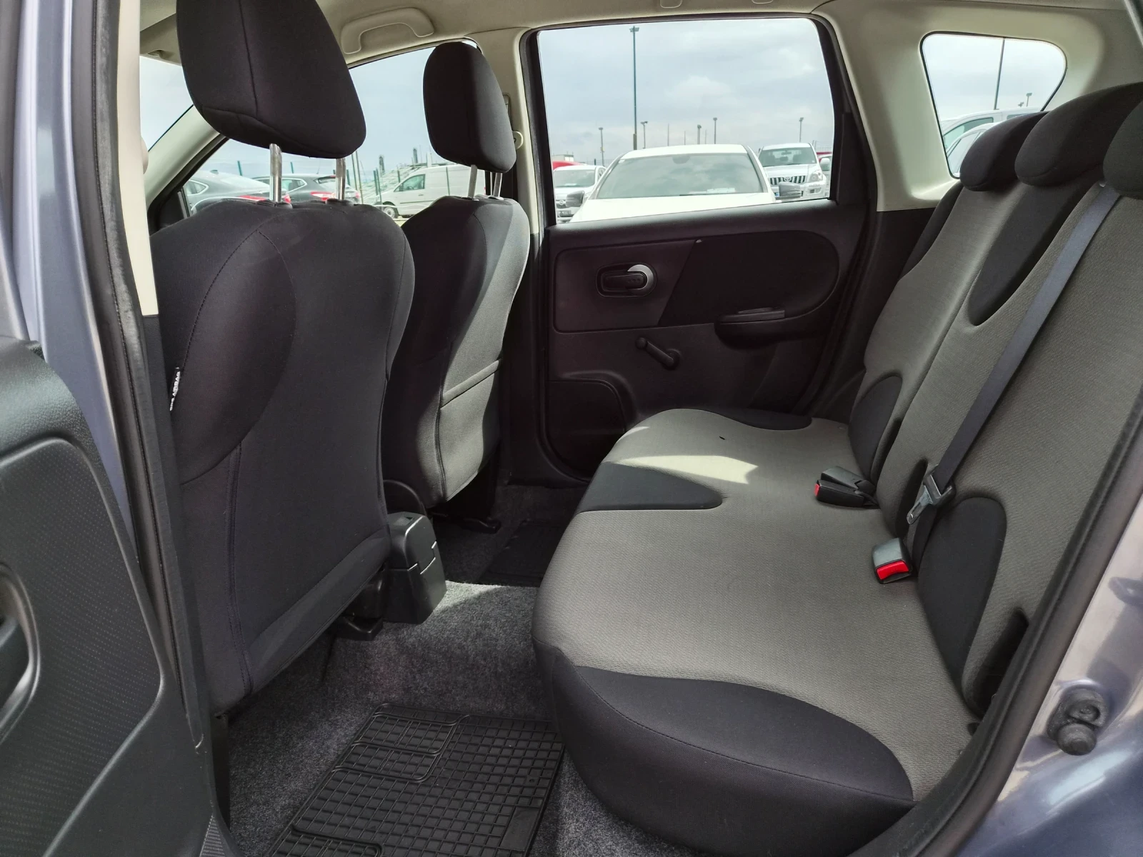 Nissan Note 1.4i 88кс 2011 година ЕВРО 4, снимка 14 - Автомобили и джипове - 53997305