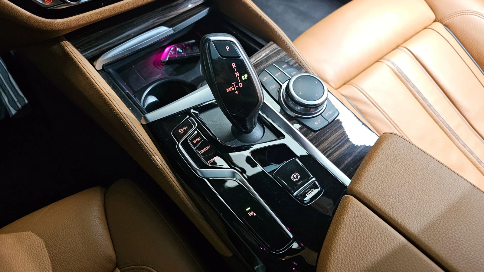 BMW 520 M SPORT* КОЖА* ПОДГРЕВИ* ПАНОРАМА* 360 CAM, снимка 13 - Автомобили и джипове - 54982259