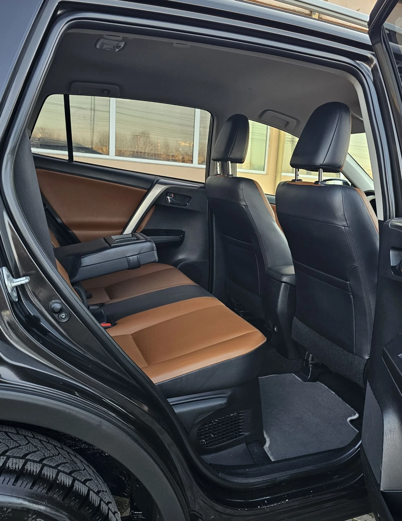 Toyota Rav4 2.5 Hybrid Executive Facelift Дистроник , снимка 9 - Автомобили и джипове - 53831238