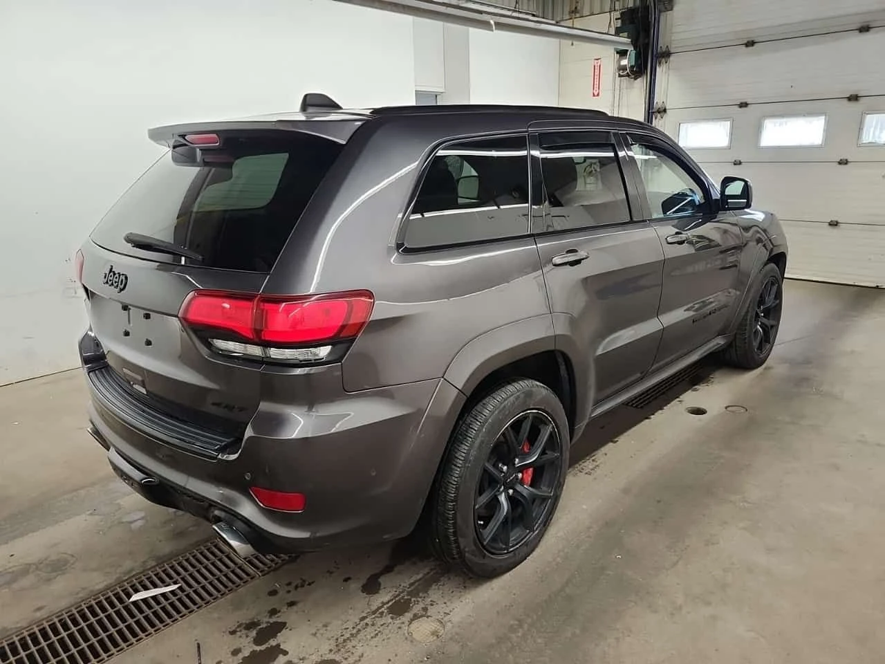 Jeep Grand cherokee * SRT * CARFAX * БЕЗ ПЪРВОНАЧАЛНА ВНОСКА, снимка 3 - Автомобили и джипове - 54701380