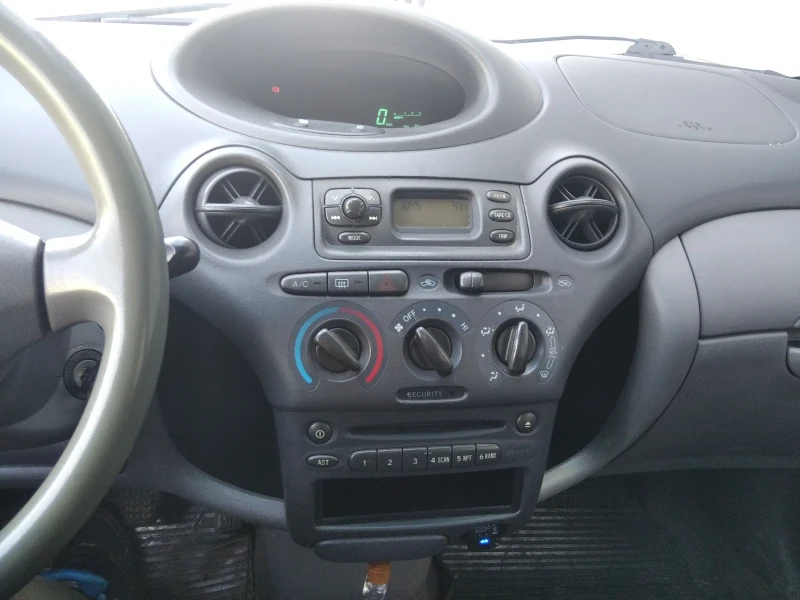 Toyota Yaris, снимка 10 - Автомобили и джипове - 49152138