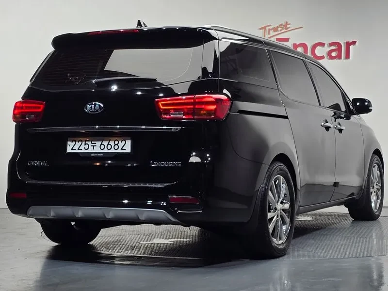 Kia Carnival 7-Seater Limousine Vip, снимка 2 - Автомобили и джипове - 55935759