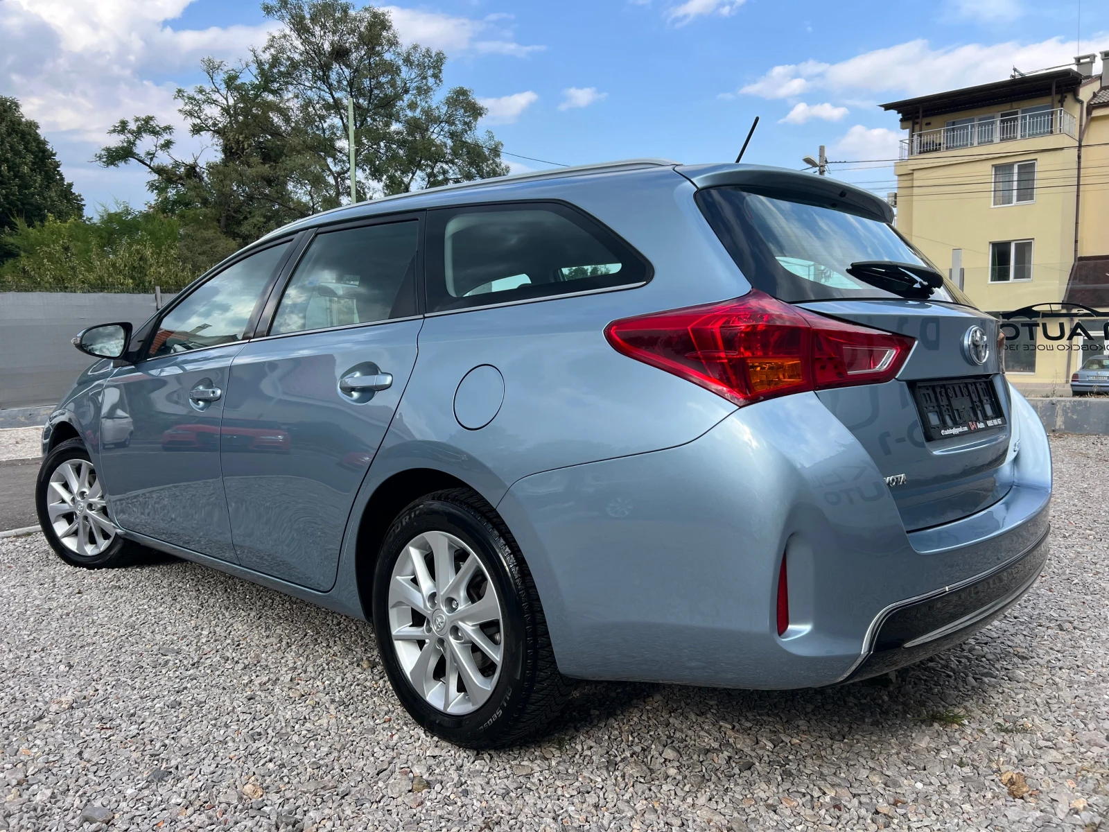 Toyota Auris 1.6-NAVI FULL - изображение 6