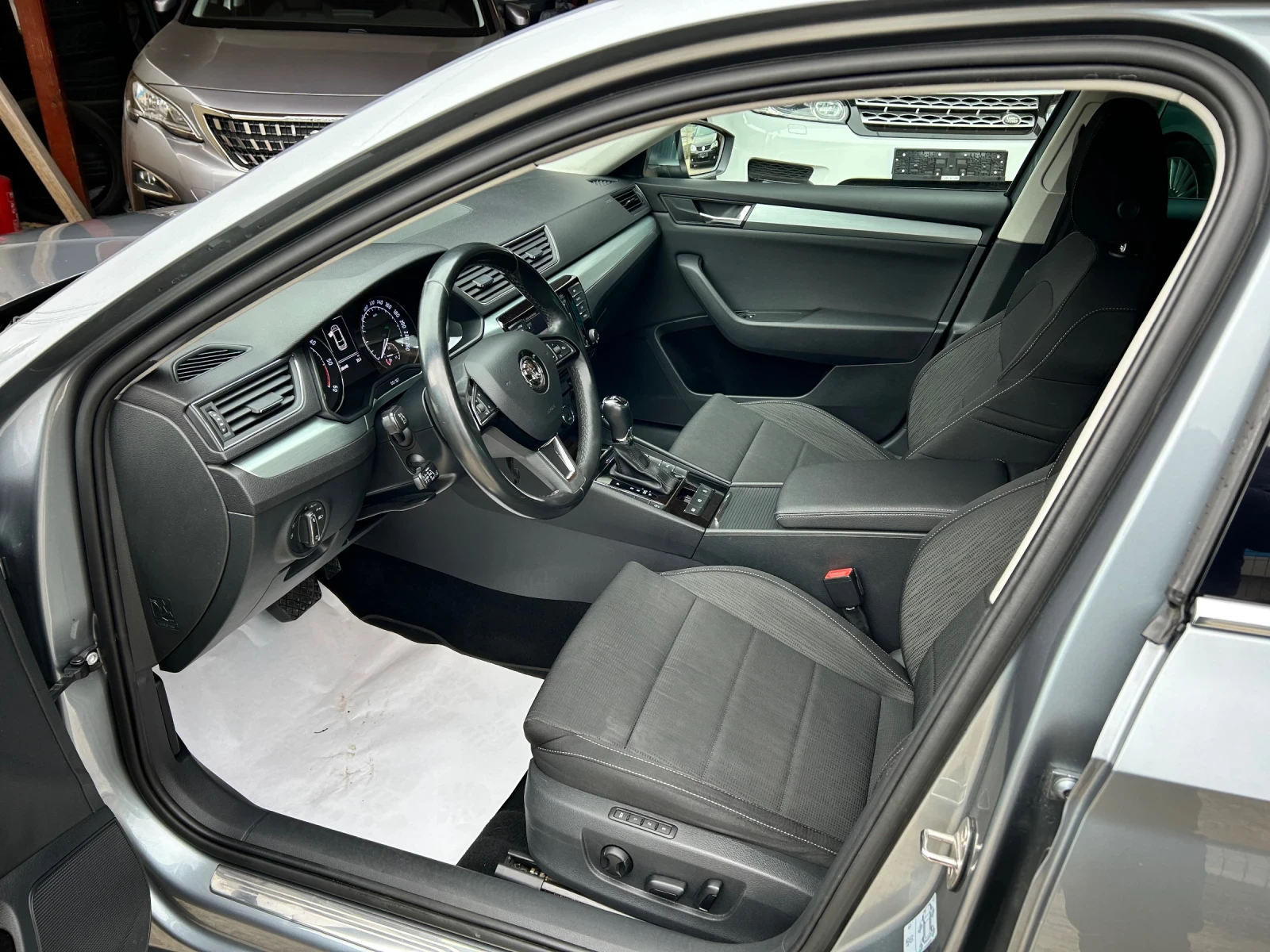 Skoda Superb 2.0TDI DSG - изображение 8