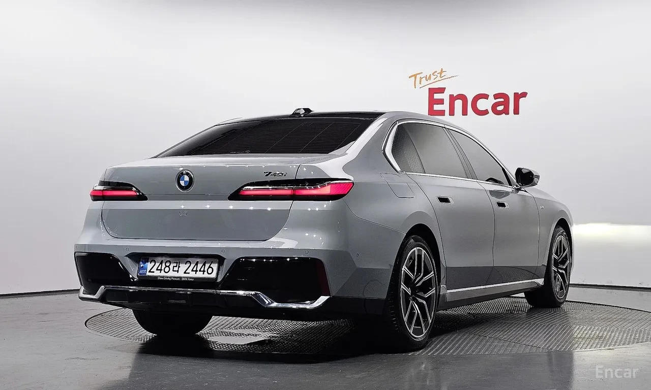 BMW 740 Theatre Screen* Bowers & Wilkins Diamond* M Sport, снимка 2 - Автомобили и джипове - 55902976