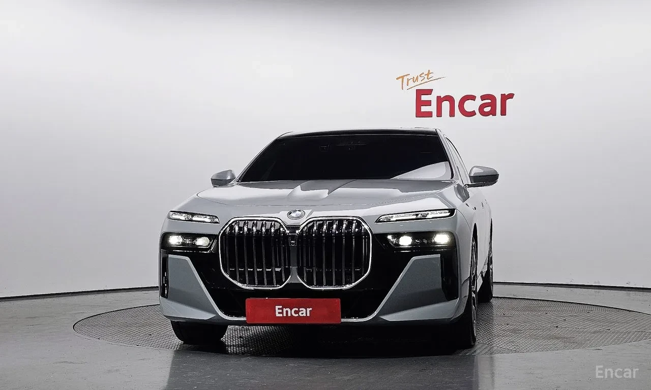 BMW 740 Theatre Screen* Bowers & Wilkins Diamond* M Sport, снимка 3 - Автомобили и джипове - 55902976