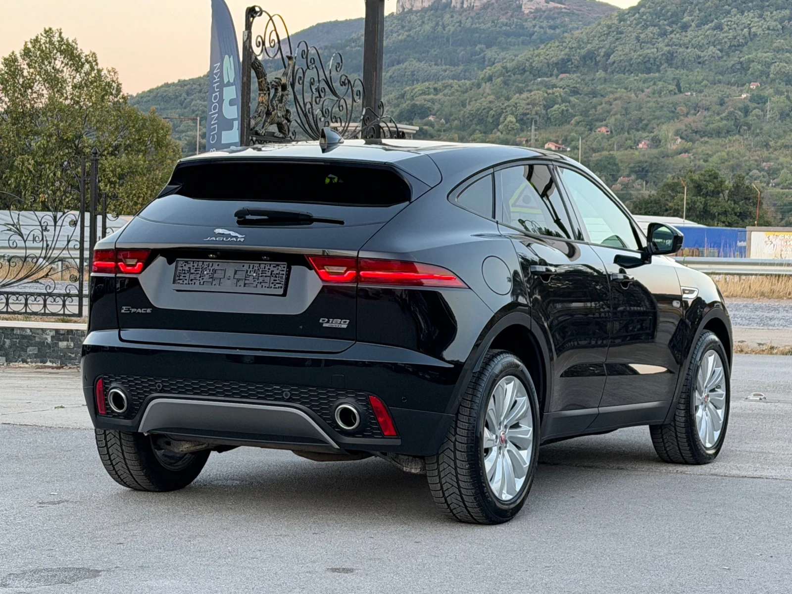 Jaguar E-pace 2.0D AWD АВТОМАТ, снимка 17 - Автомобили и джипове - 56107107