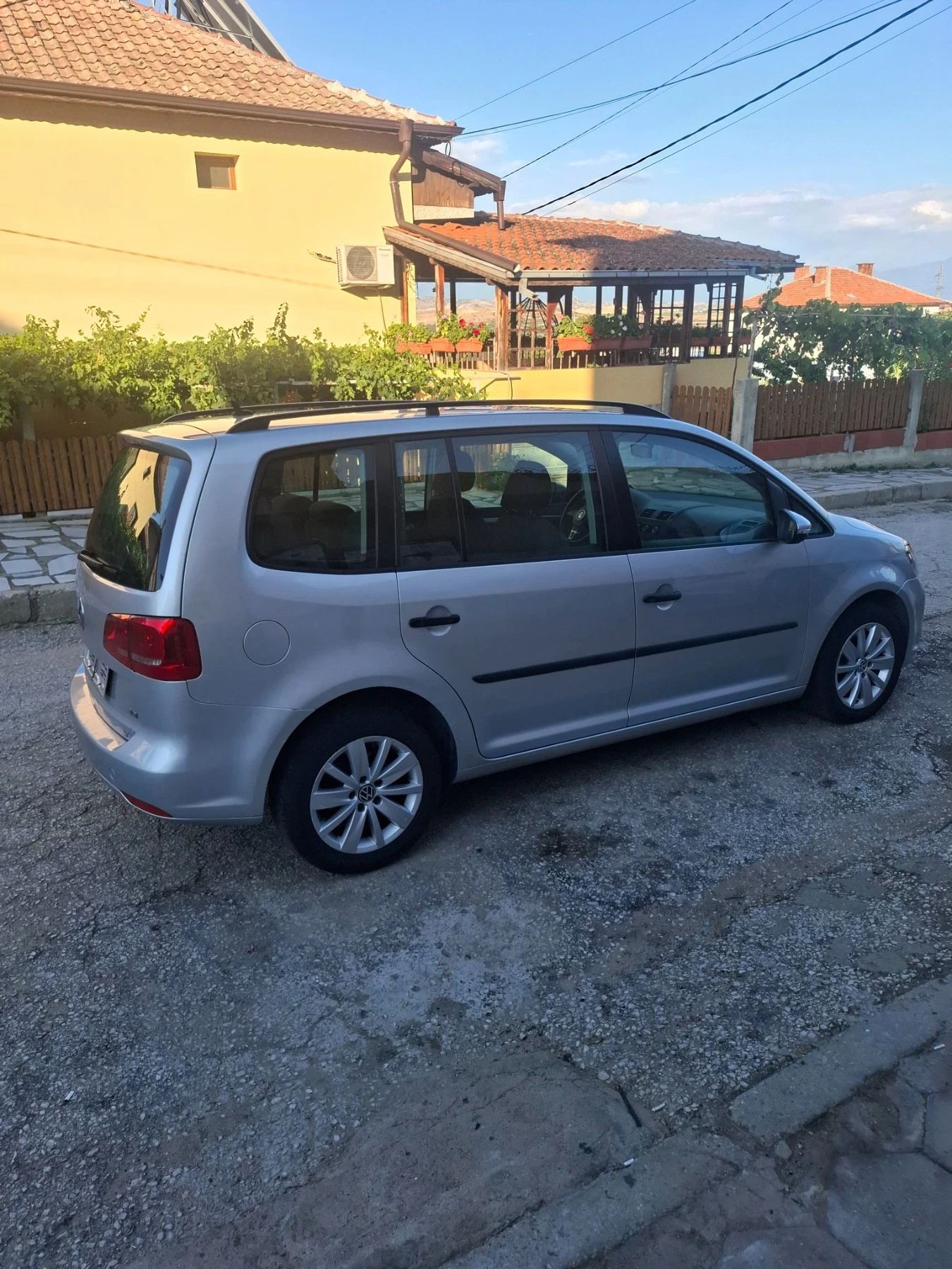 VW Touran 1.6TDI, снимка 2 - Автомобили и джипове - 56716986