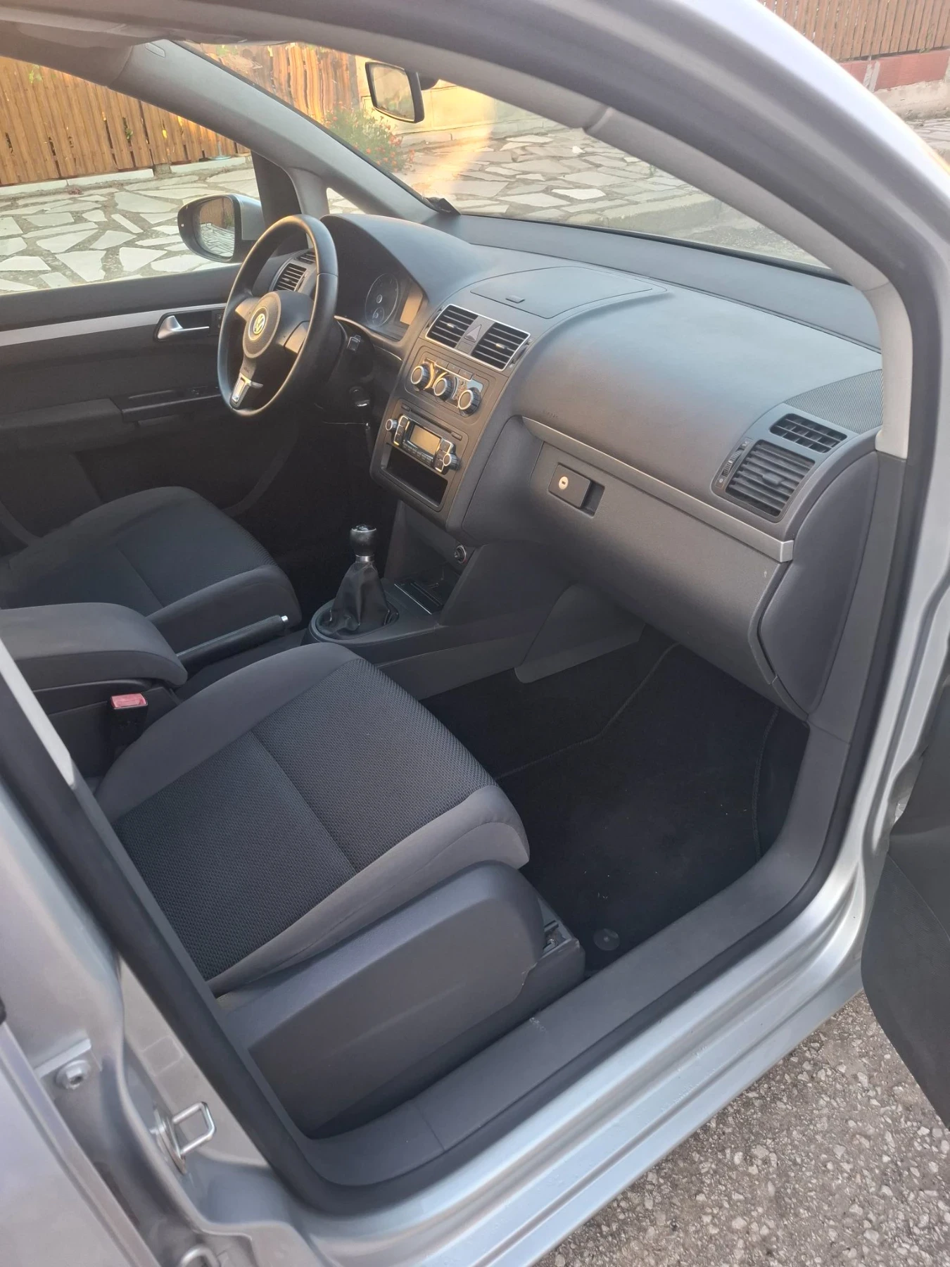 VW Touran 1.6TDI, снимка 8 - Автомобили и джипове - 56716986