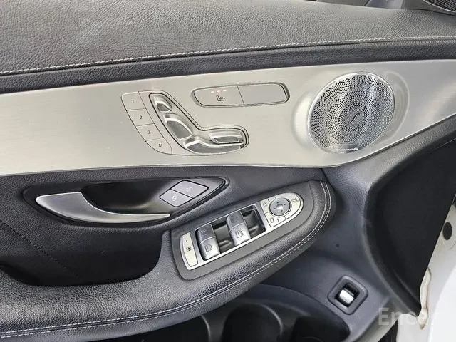 Mercedes-Benz GLC 300 4MATIC AMG Line, снимка 15 - Автомобили и джипове - 55681667