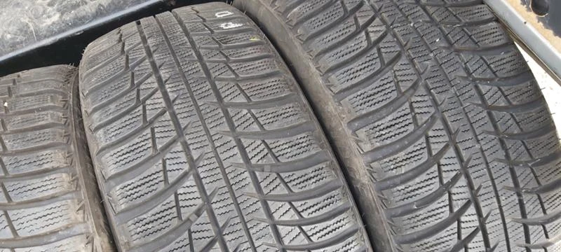 Гуми Зимни 235/45R18, снимка 4 - Гуми и джанти - 31997185