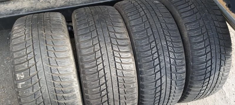 Гуми Зимни 235/45R18, снимка 1 - Гуми и джанти - 31997185