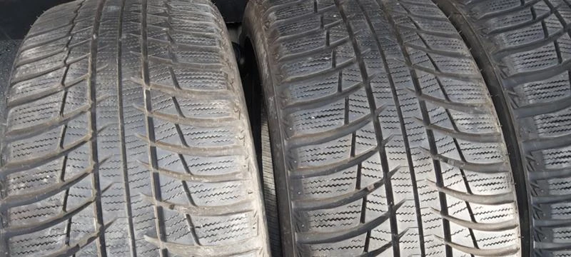 Гуми Зимни 235/45R18, снимка 3 - Гуми и джанти - 31997185