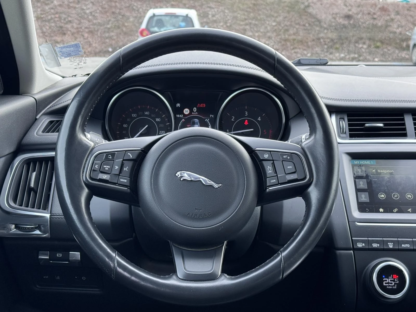 Jaguar E-pace 2.0D / 4X4 / КОЖА / ПОДГРЕВ - изображение 10