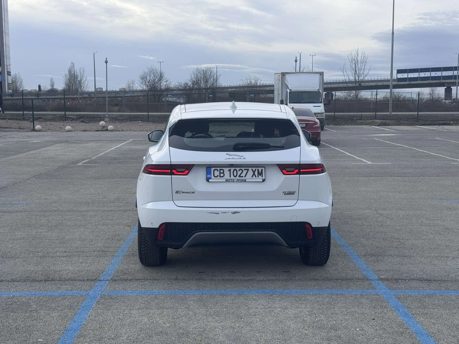 Jaguar E-pace 2.0D / 4X4 / КОЖА / ПОДГРЕВ - изображение 5