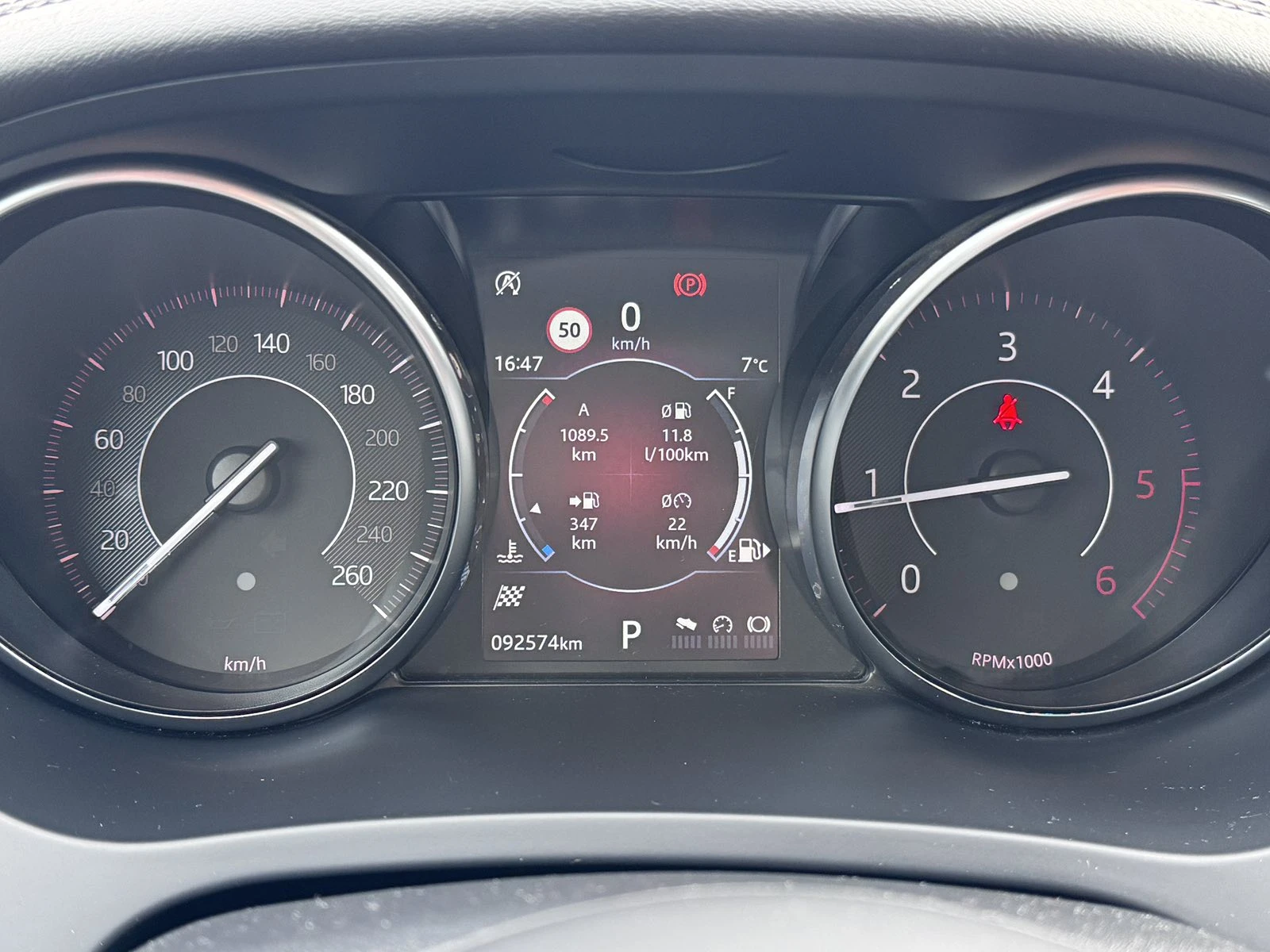 Jaguar E-pace 2.0D / 4X4 / КОЖА / ПОДГРЕВ, снимка 13 - Автомобили и джипове - 53780028