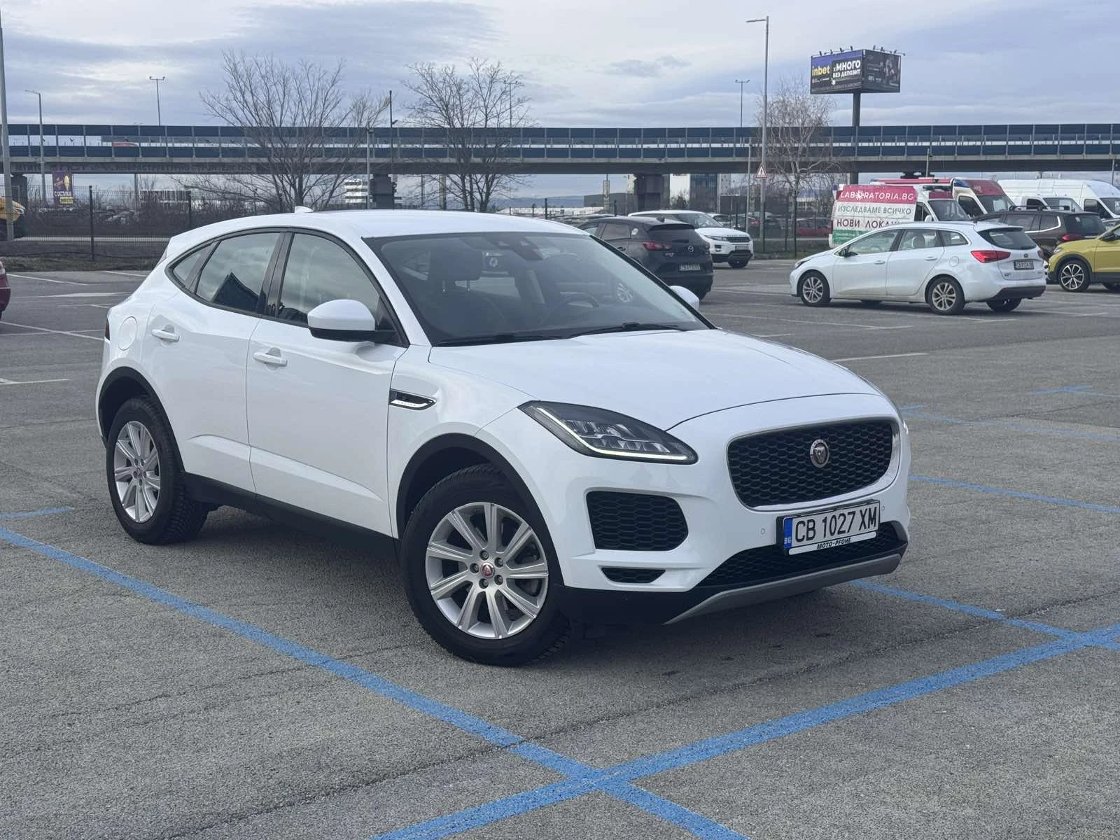 Jaguar E-pace 2.0D / 4X4 / КОЖА / ПОДГРЕВ - изображение 3