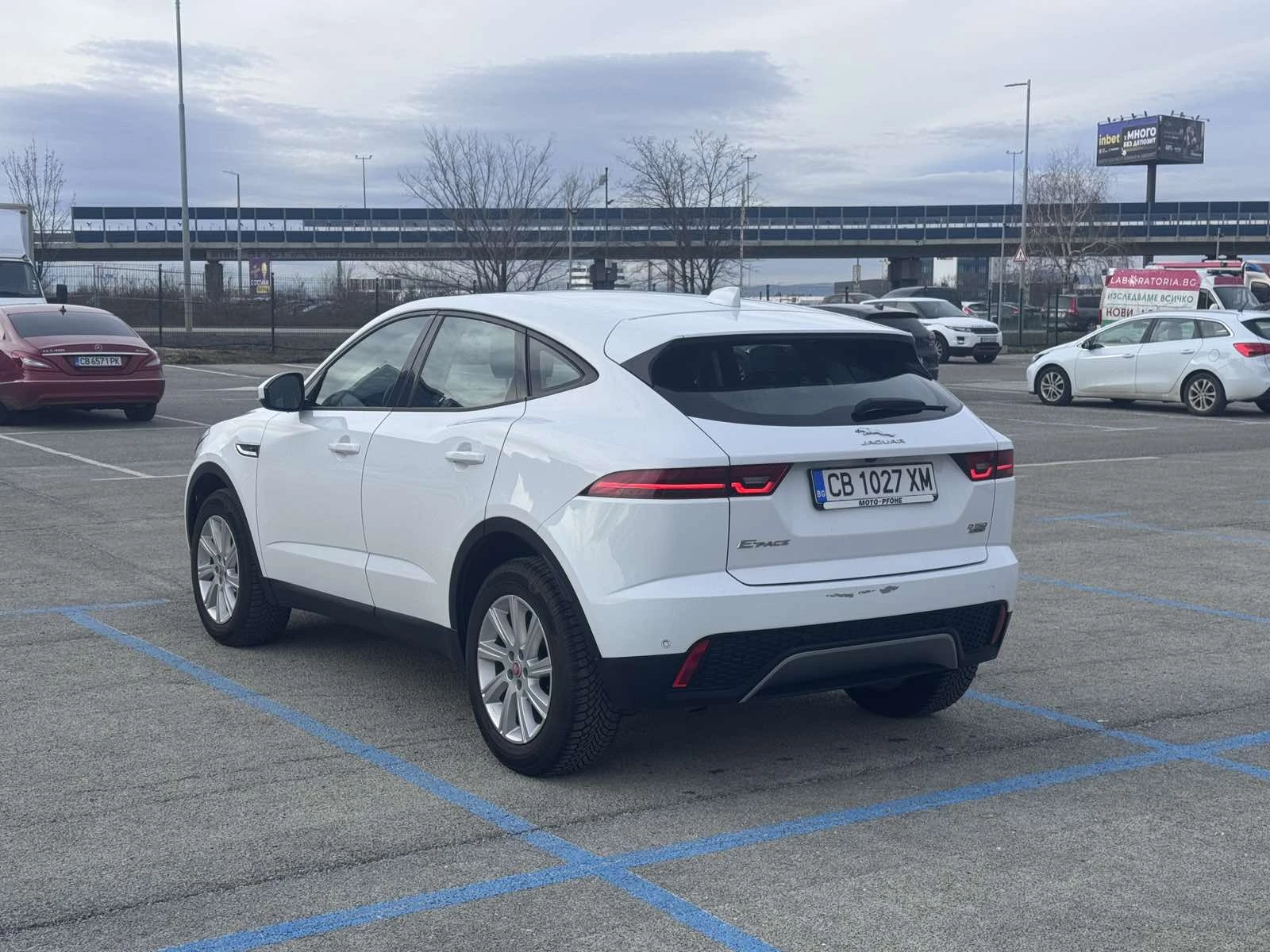 Jaguar E-pace 2.0D / 4X4 / КОЖА / ПОДГРЕВ - изображение 4