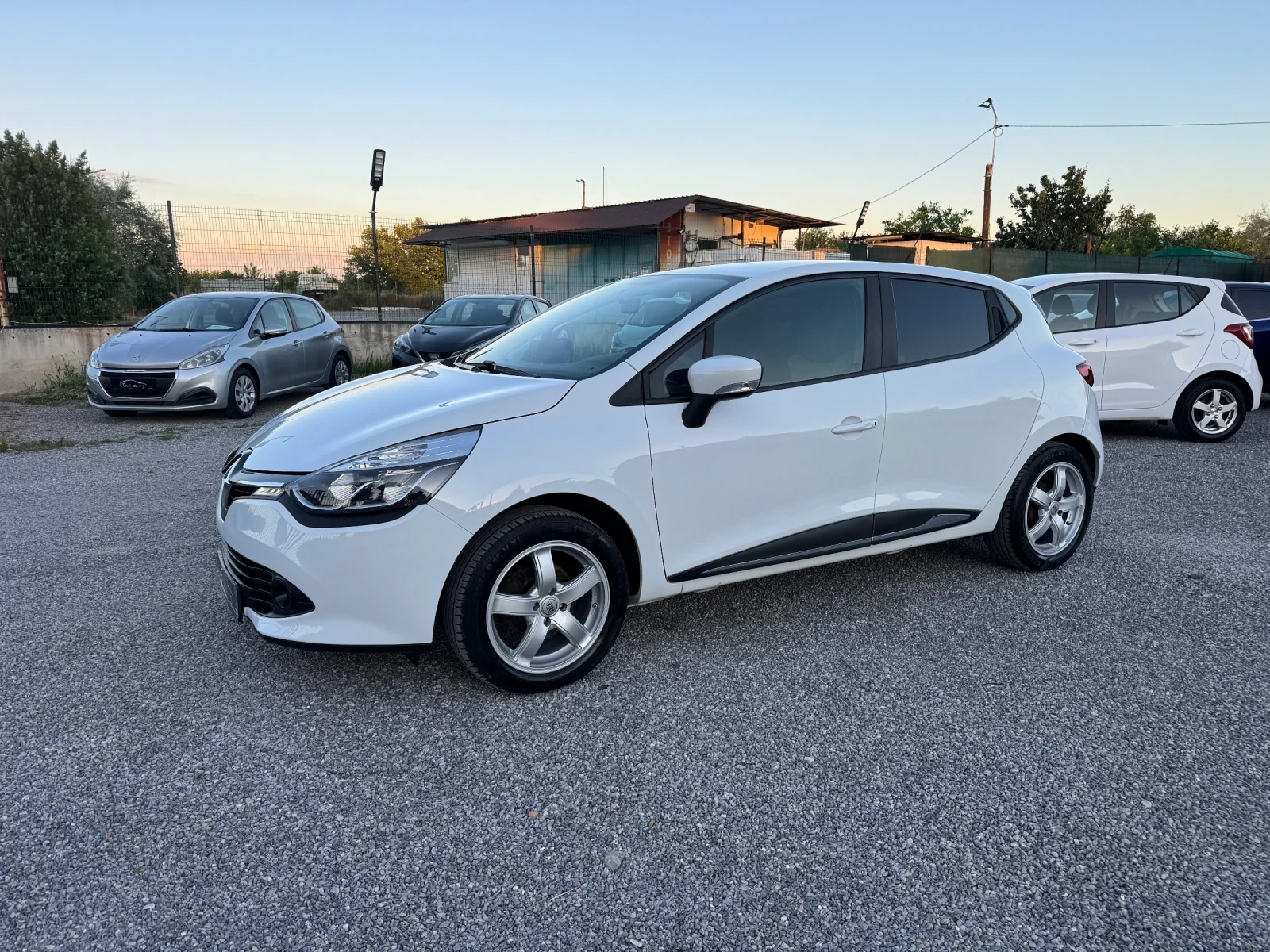 Renault Clio 0.9TCE klima EURO 6, снимка 3 - Автомобили и джипове - 55235573