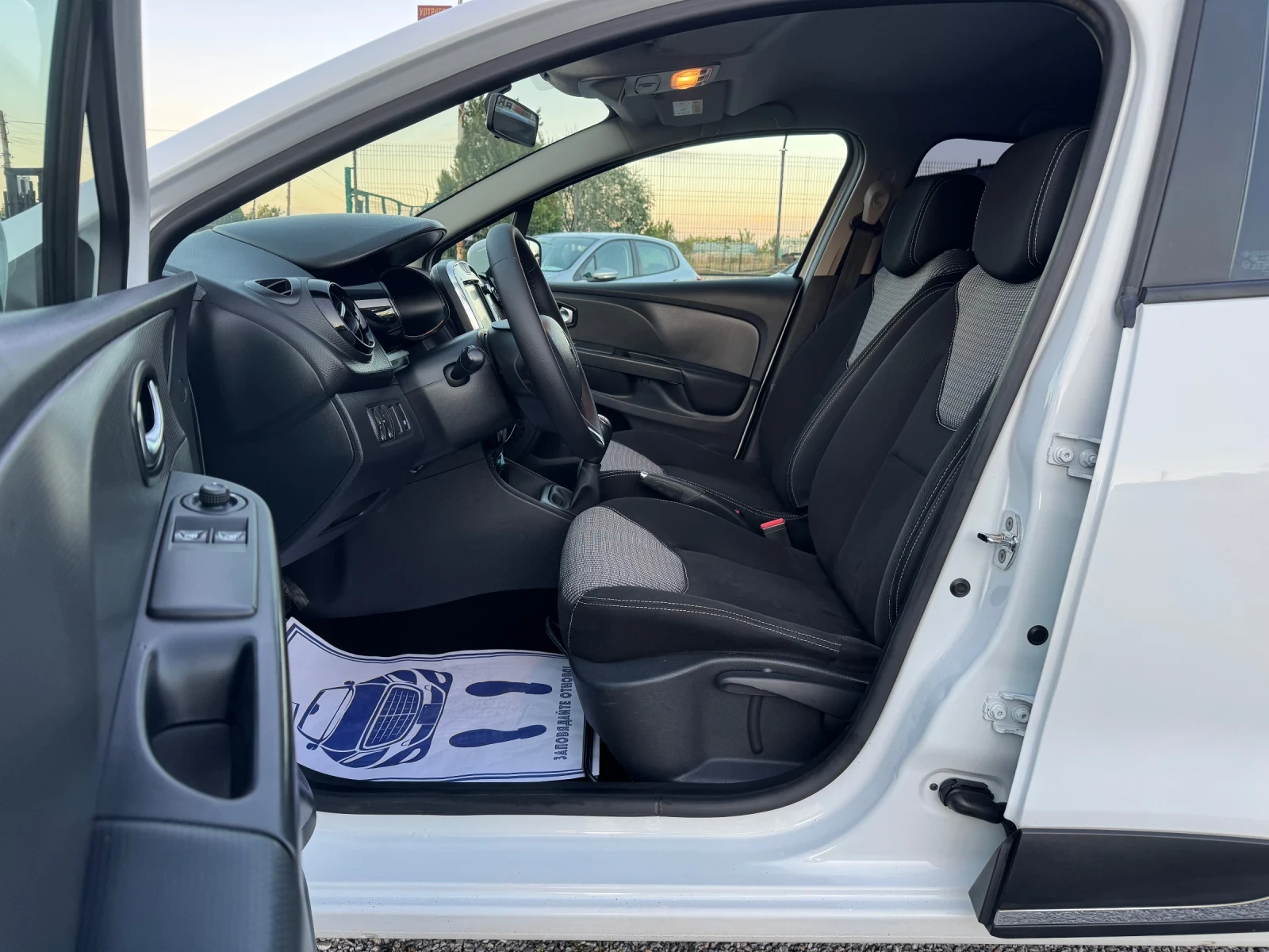 Renault Clio 0.9TCE klima EURO 6, снимка 11 - Автомобили и джипове - 55235573