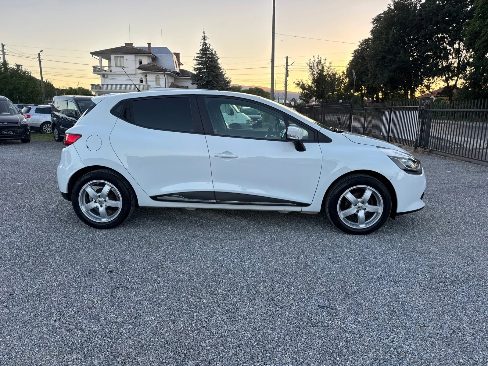 Renault Clio 0.9TCE klima EURO 6, снимка 8 - Автомобили и джипове - 55235573