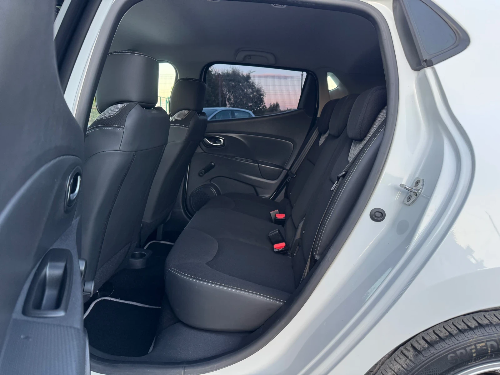 Renault Clio 0.9TCE klima EURO 6, снимка 15 - Автомобили и джипове - 55235573