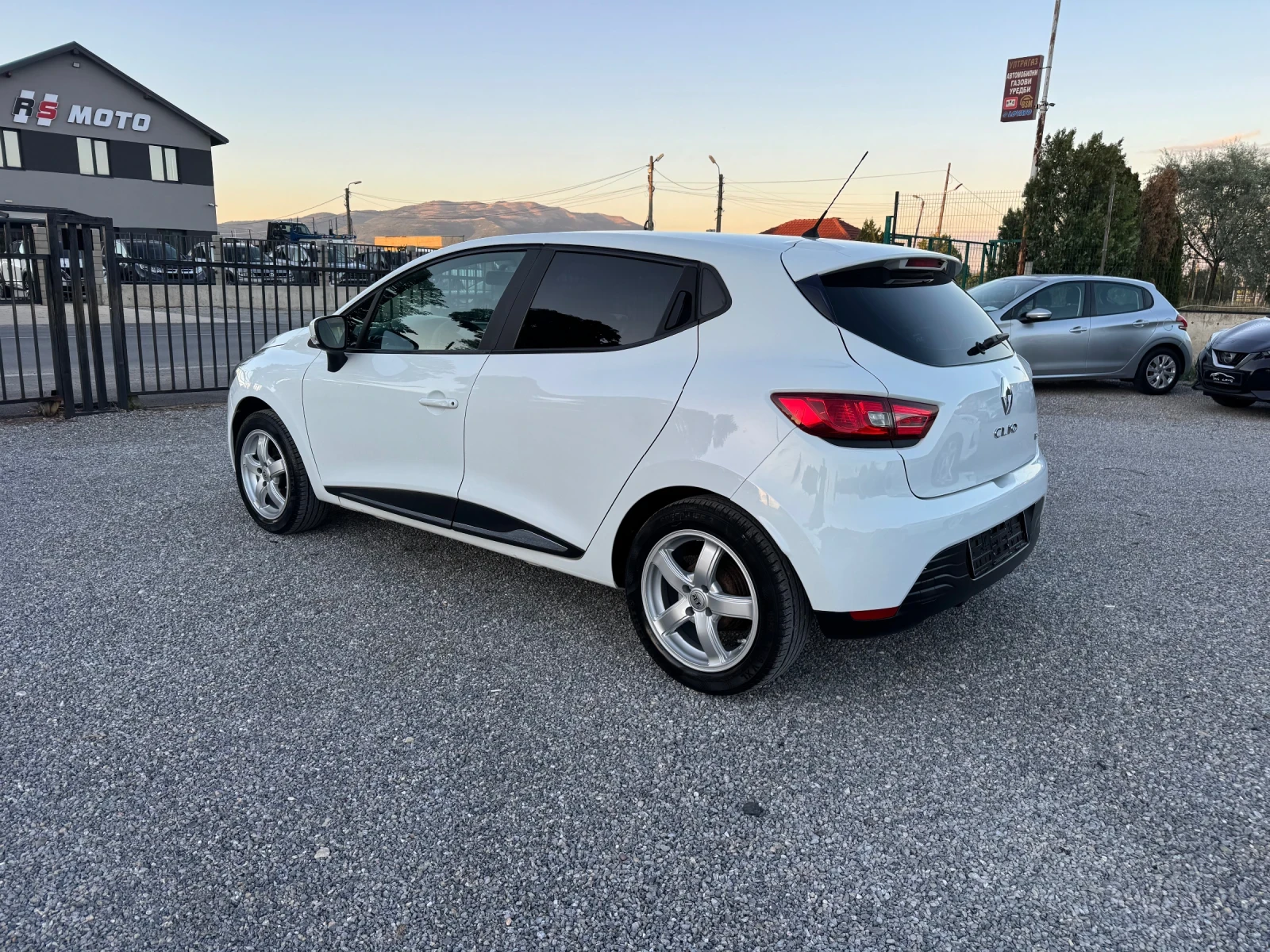 Renault Clio 0.9TCE klima EURO 6, снимка 4 - Автомобили и джипове - 55235573