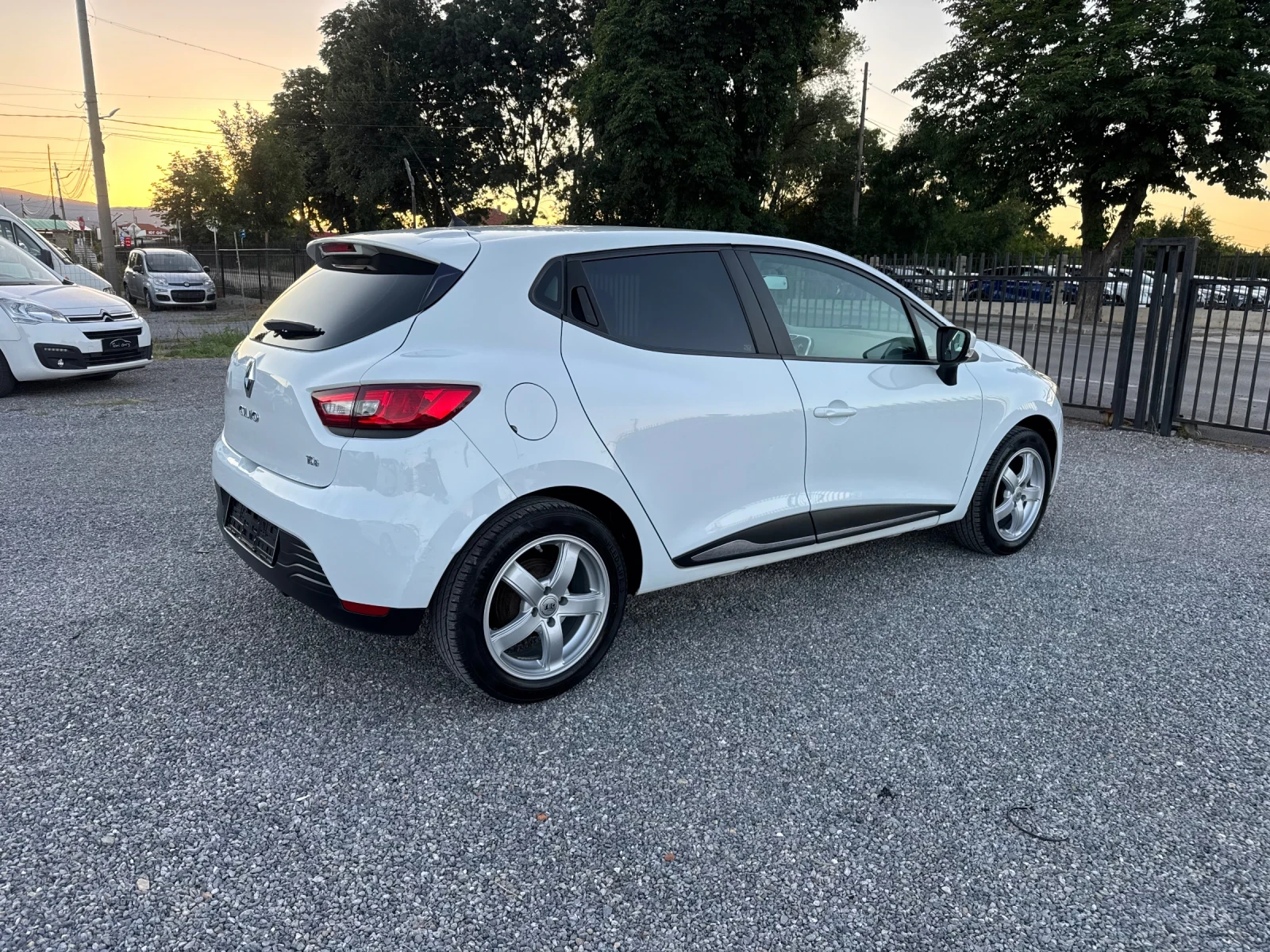 Renault Clio 0.9TCE klima EURO 6, снимка 7 - Автомобили и джипове - 55235573