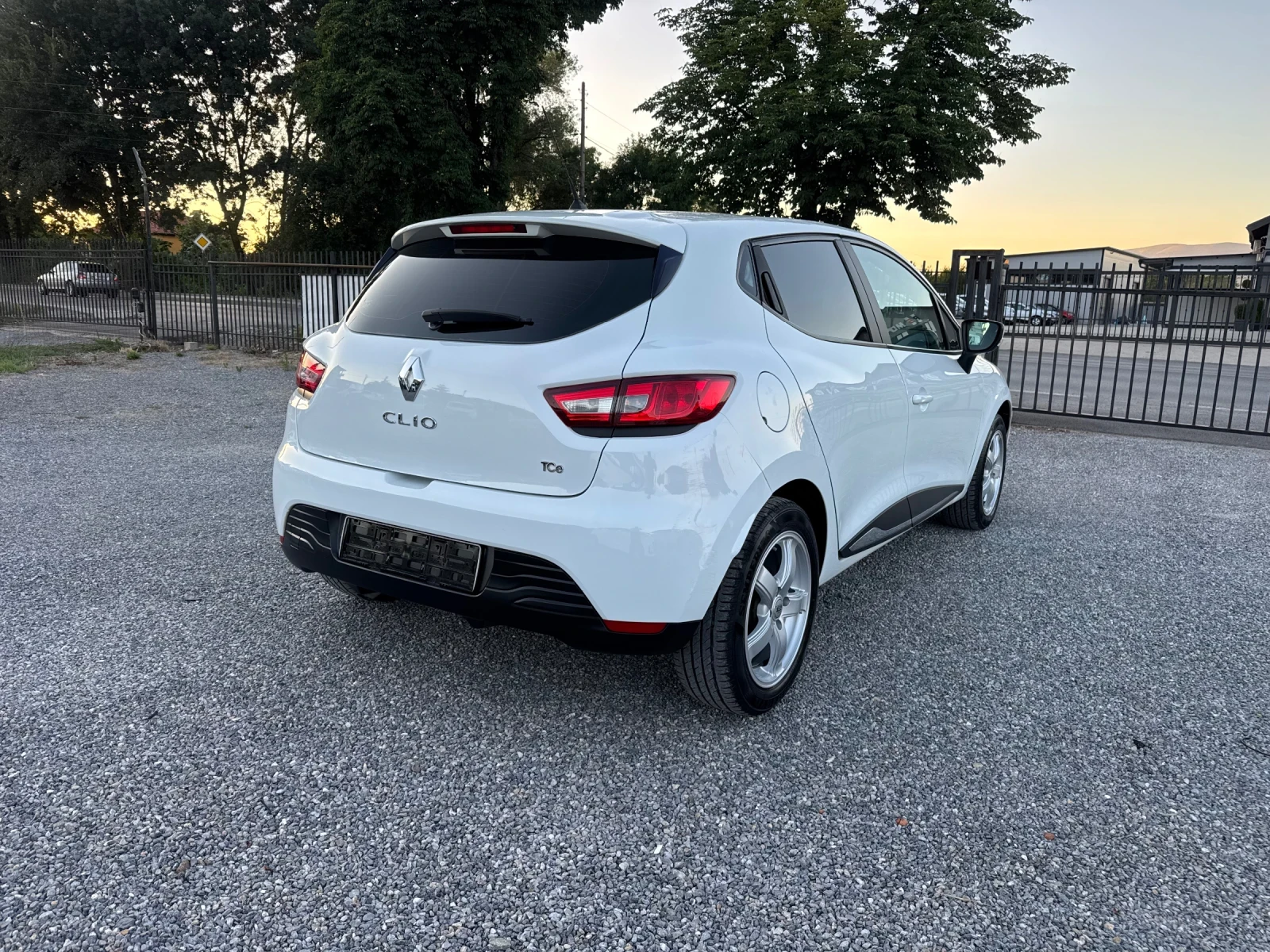 Renault Clio 0.9TCE klima EURO 6, снимка 6 - Автомобили и джипове - 55235573