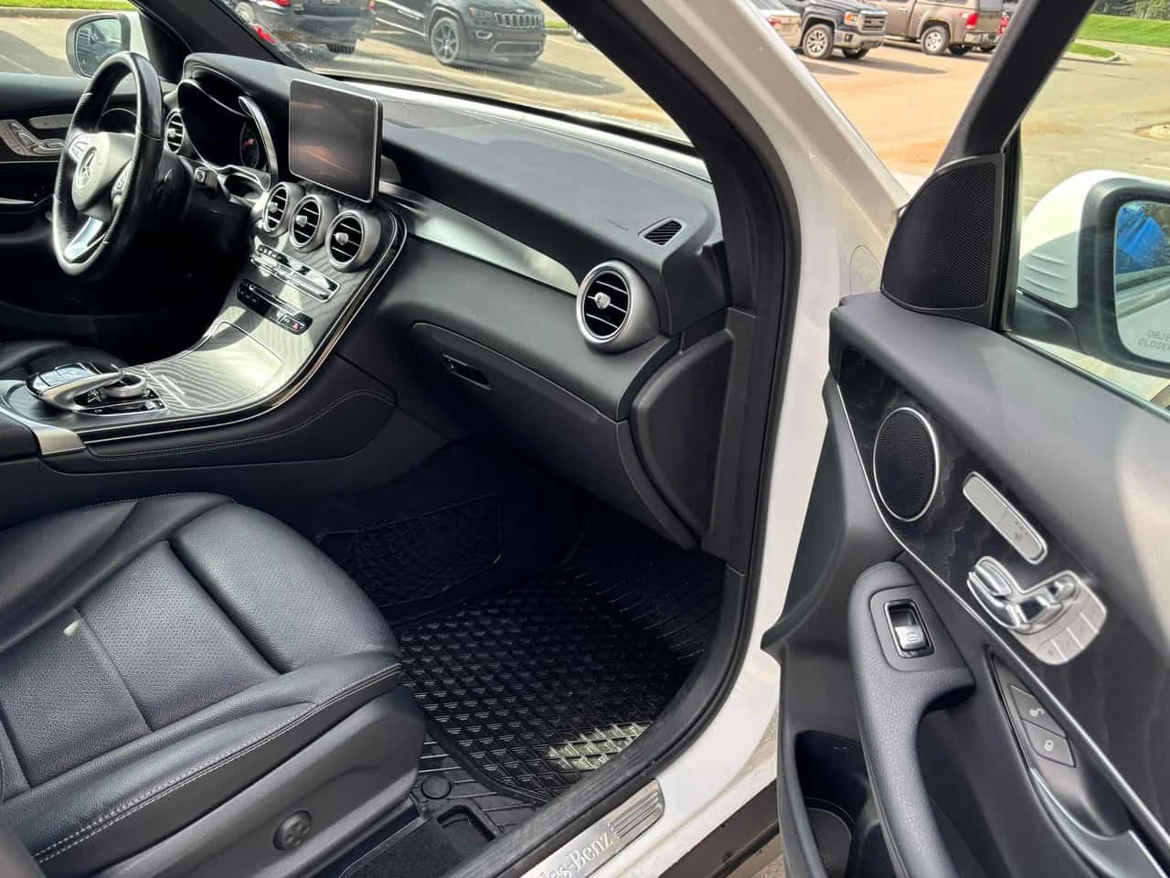 Mercedes-Benz GLC 300 4MATIC* DISTRONIC* 360КАМЕРИ* ПАНОРАМА* , снимка 10 - Автомобили и джипове - 54666739