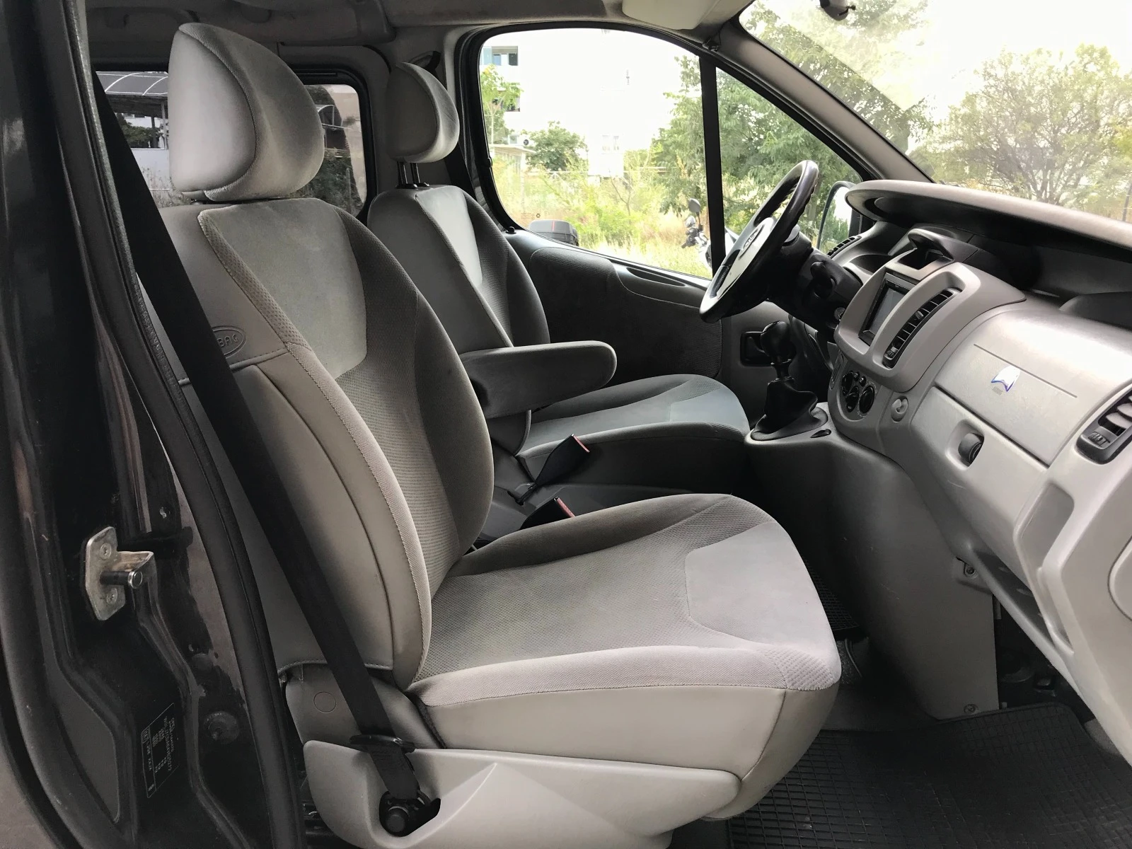 Opel Vivaro 2.5CDTI 7+ 1 - изображение 10