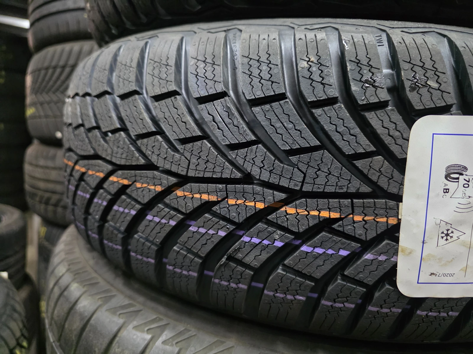 Гуми Зимни 195/55R16, снимка 4 - Гуми и джанти - 55272750