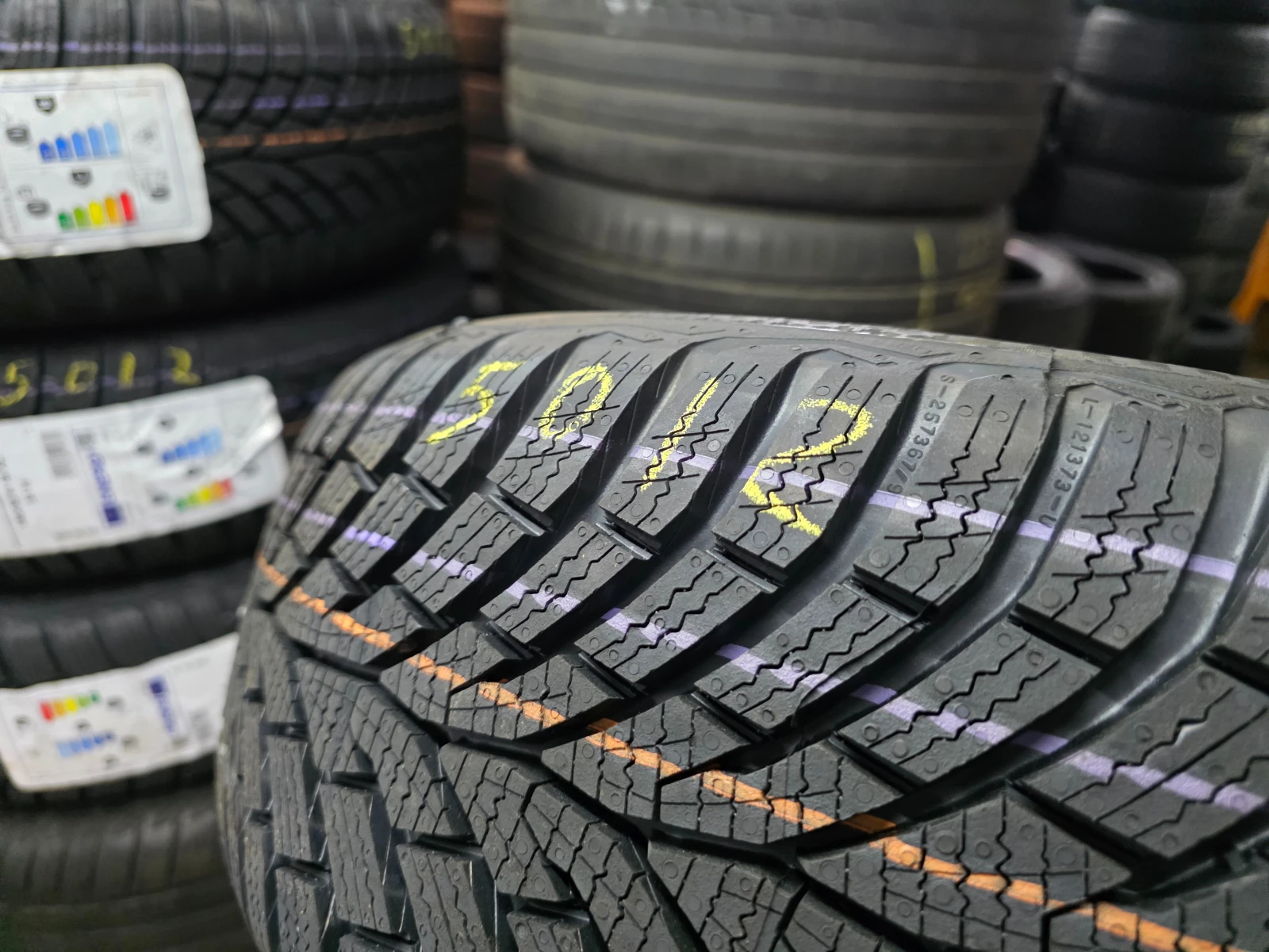 Гуми Зимни 195/55R16, снимка 8 - Гуми и джанти - 55272750