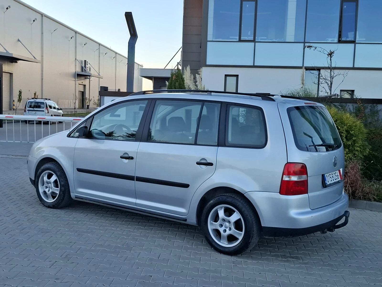 VW Touran 1.9TDI* (105кс)* ABTOMATИK* НОВ ВНОС* *  - изображение 4