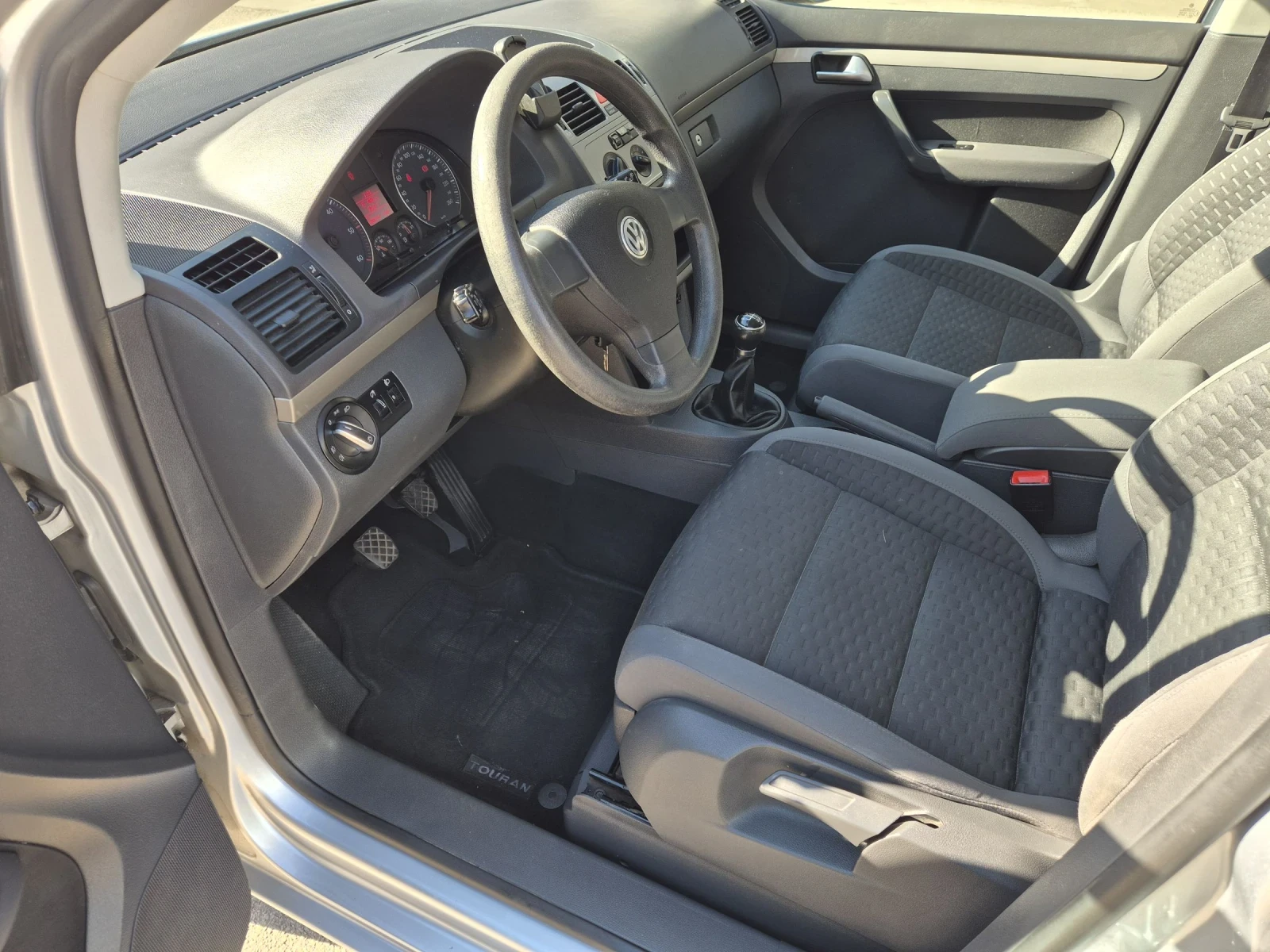 VW Touran 1.9  105 К.С.  6 СКОРОСТИ , снимка 10 - Автомобили и джипове - 54694860