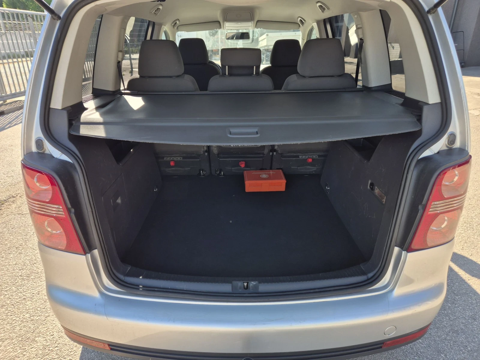 VW Touran 1.9  105 К.С.  6 СКОРОСТИ , снимка 8 - Автомобили и джипове - 54694860
