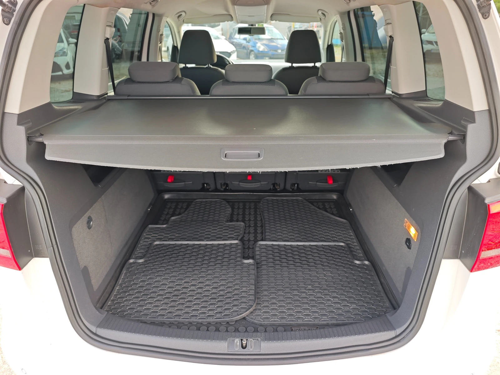 VW Touran 1.6TDI / DSG, снимка 11 - Автомобили и джипове - 55054539