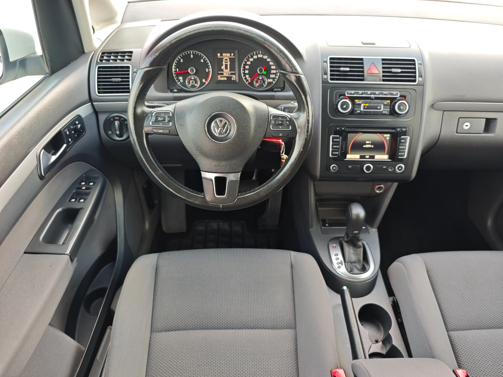 VW Touran 1.6TDI / DSG, снимка 15 - Автомобили и джипове - 55054539