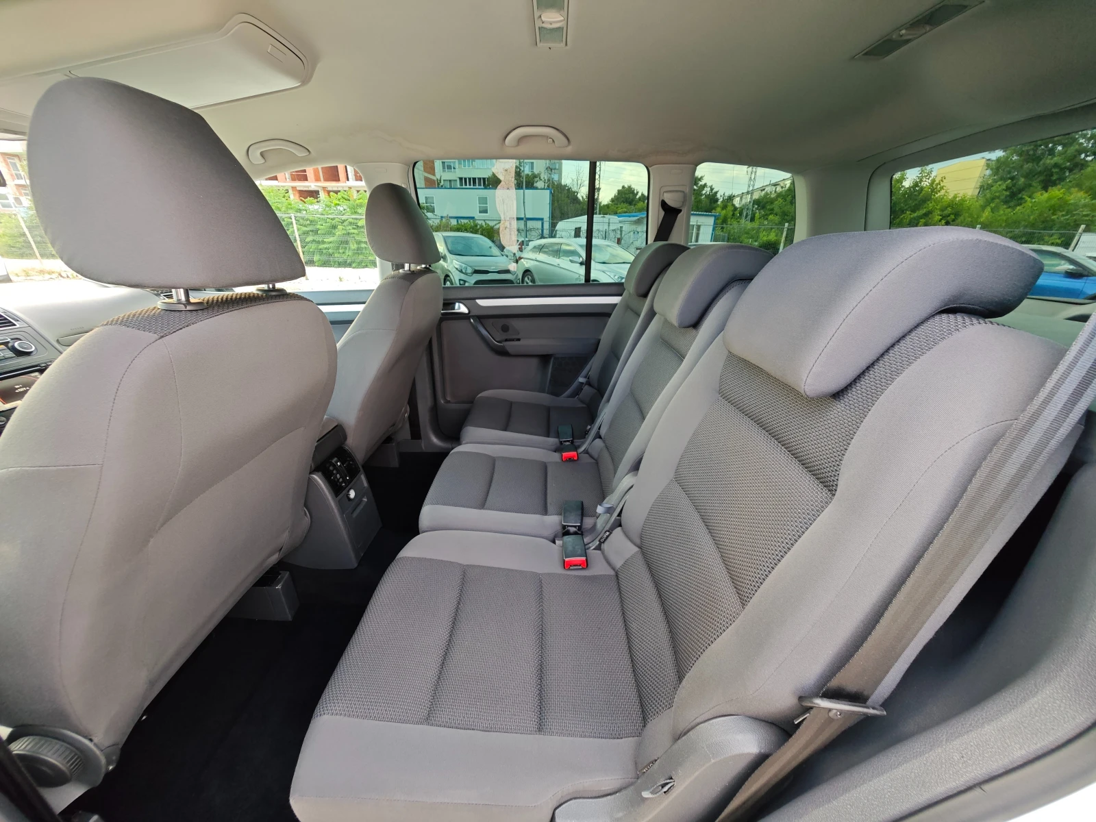 VW Touran 1.6TDI / DSG, снимка 12 - Автомобили и джипове - 55054539