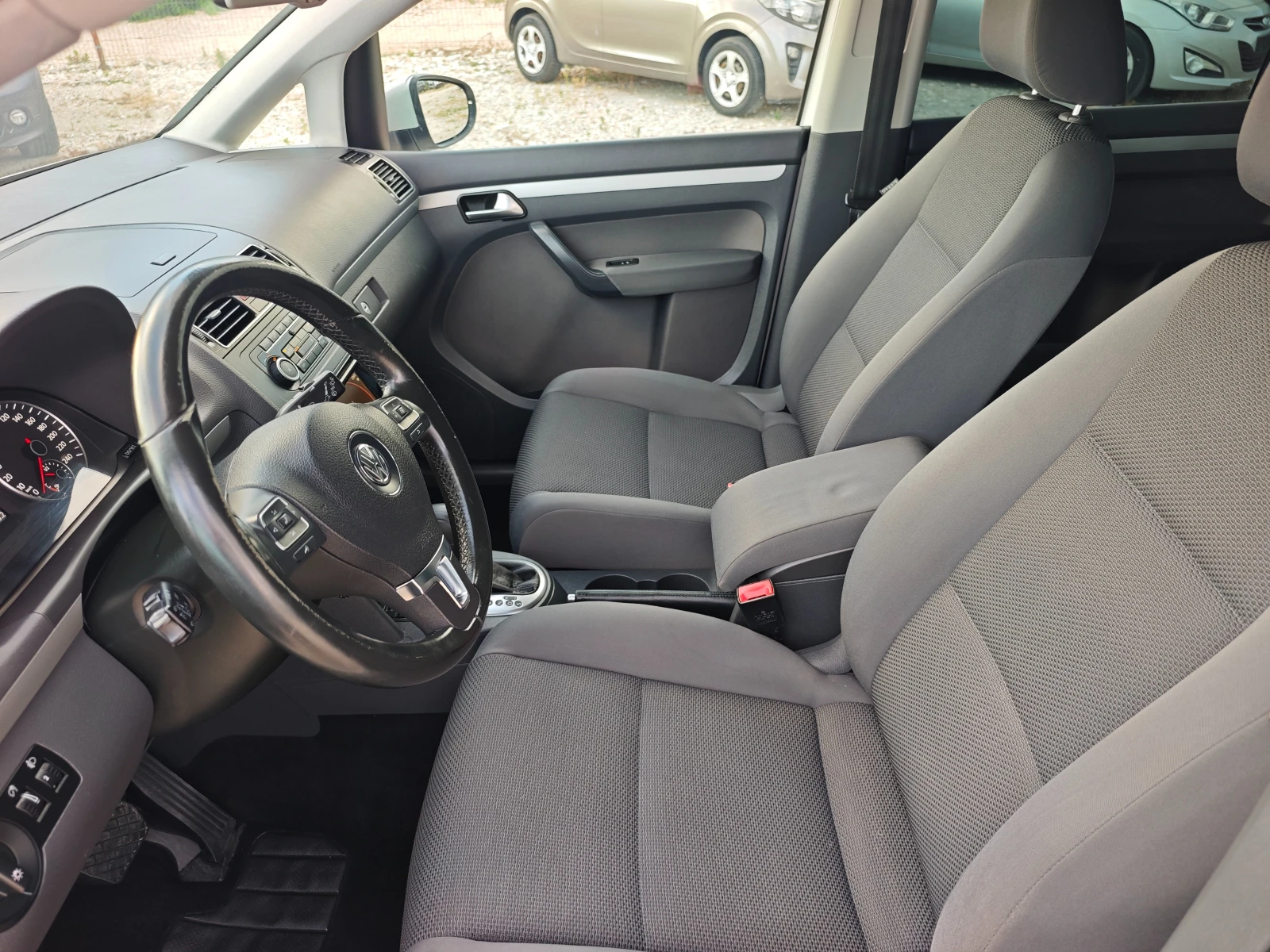 VW Touran 1.6TDI / DSG, снимка 13 - Автомобили и джипове - 55054539