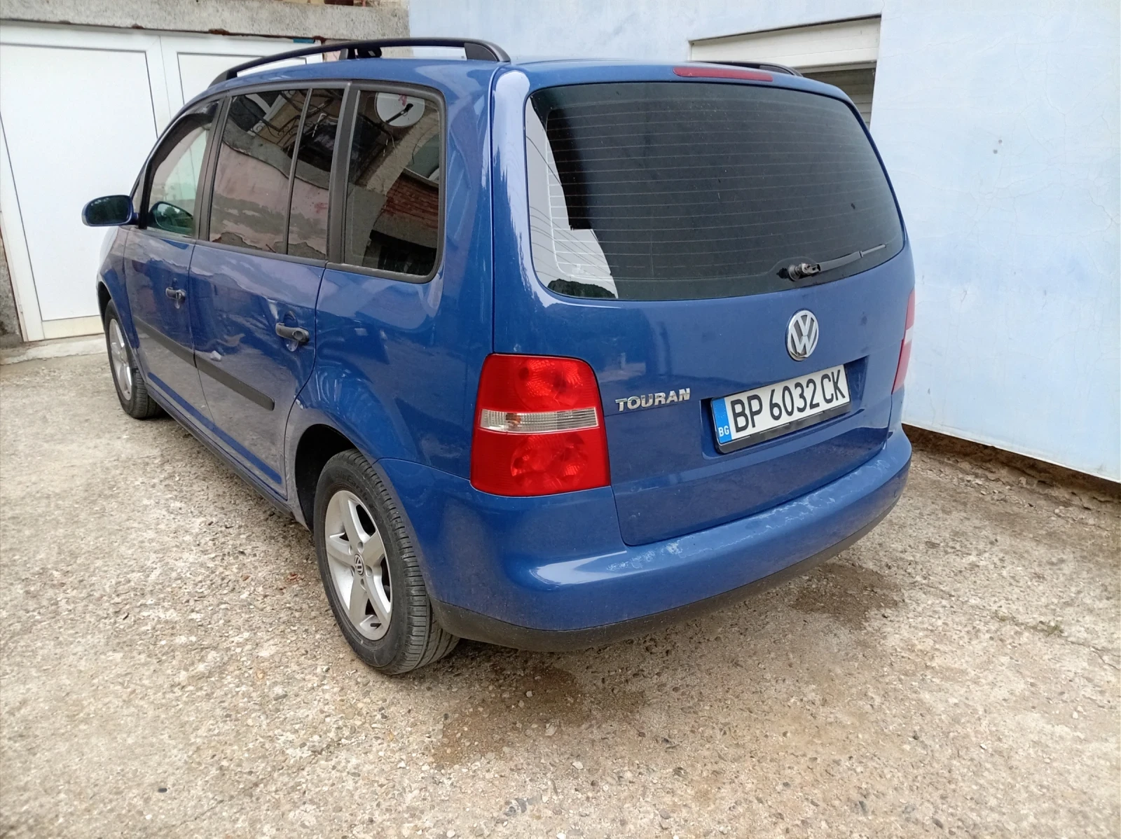 VW Touran 1.6, снимка 3 - Автомобили и джипове - 55436576