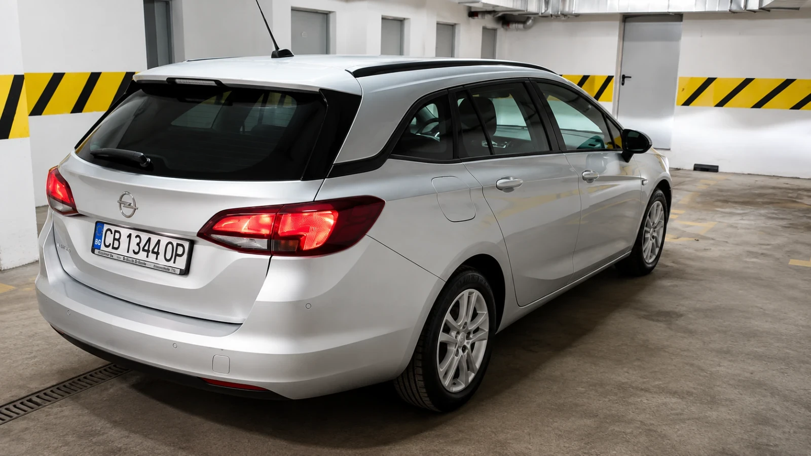 Opel Astra Sports Tourer , снимка 6 - Автомобили и джипове - 55548490