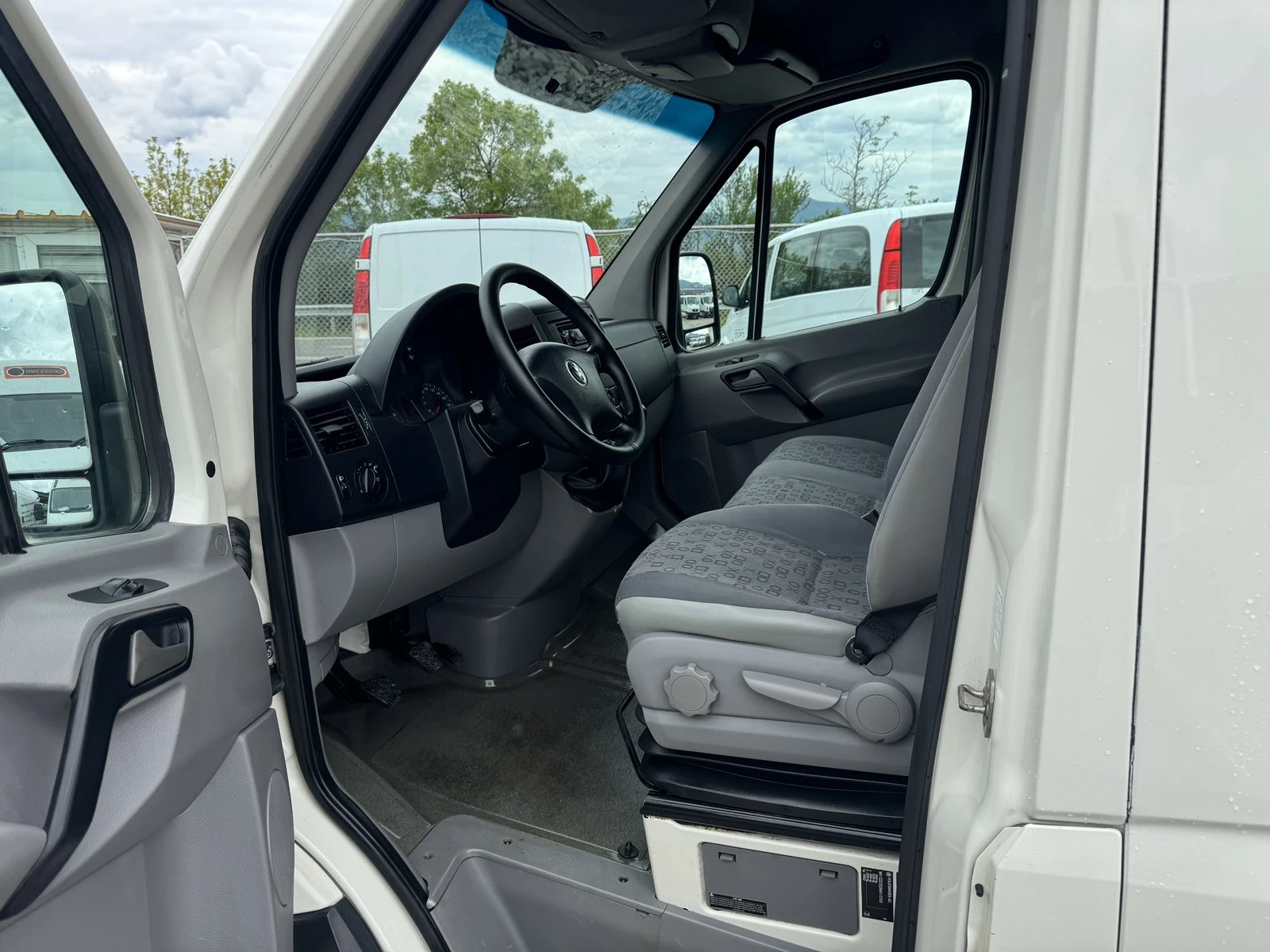 VW Crafter 2.5TDI KLIMATRONIK, снимка 12 - Бусове и автобуси - 54380237