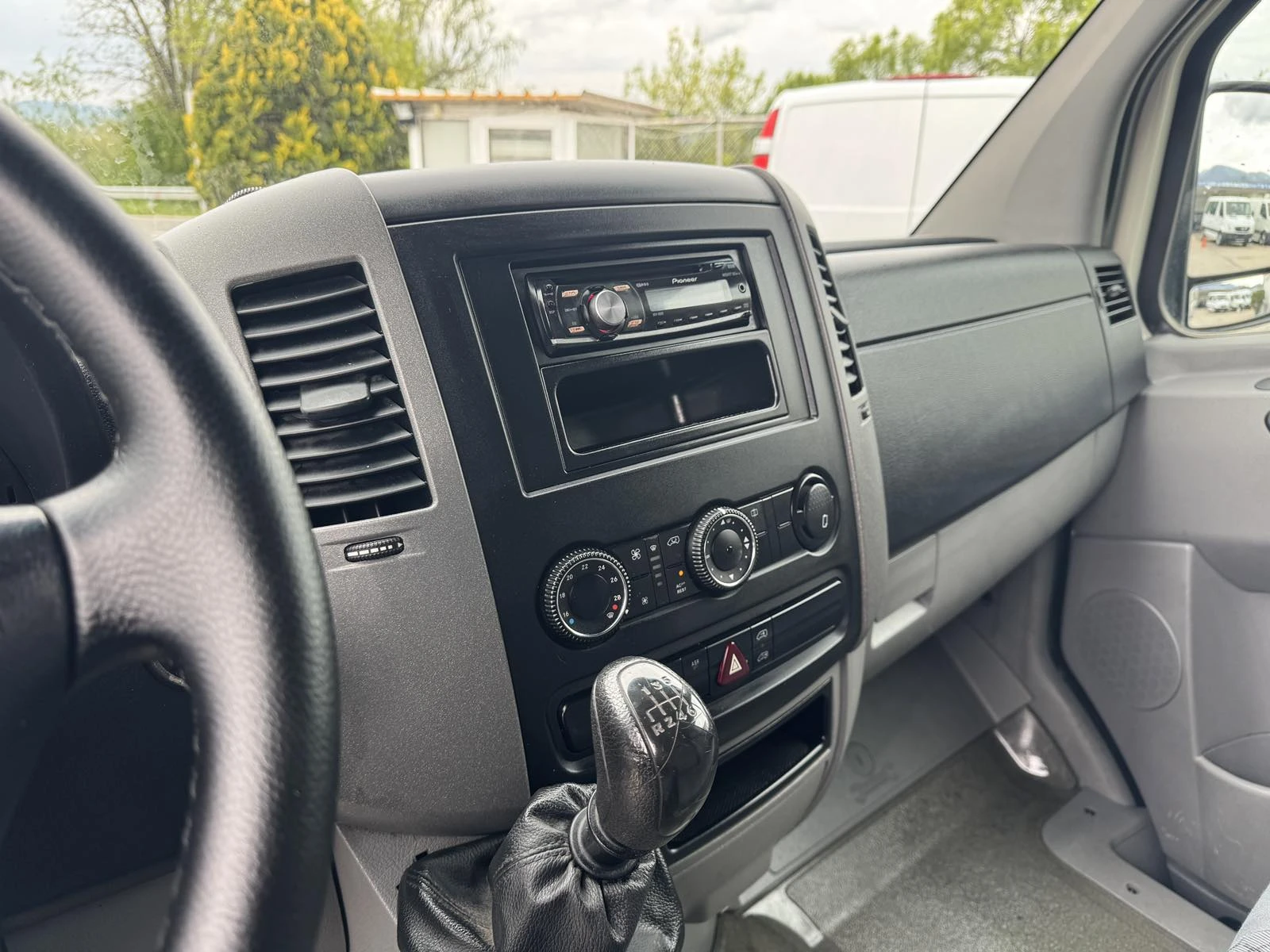 VW Crafter 2.5TDI KLIMATRONIK, снимка 9 - Бусове и автобуси - 54380237