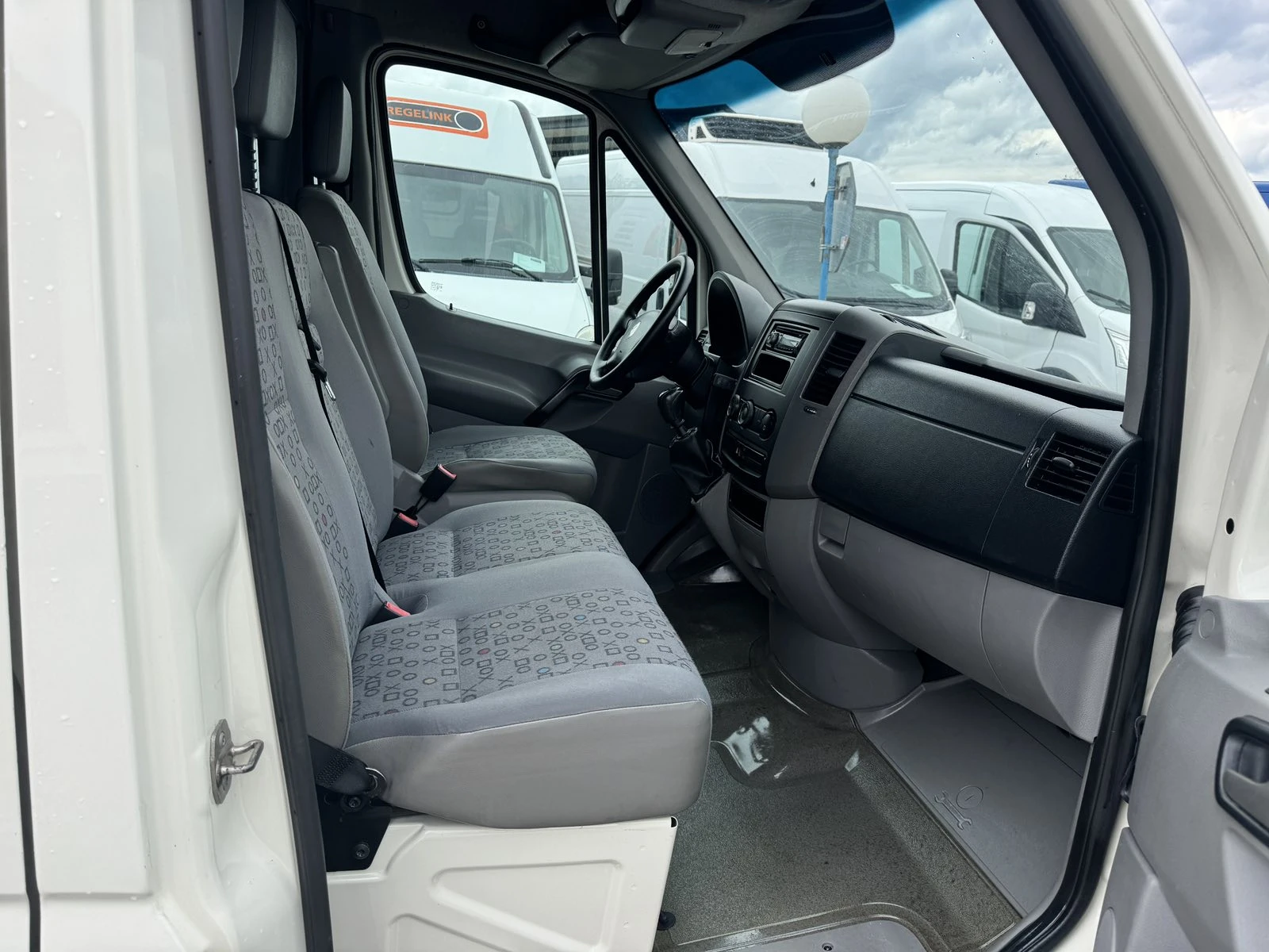 VW Crafter 2.5TDI KLIMATRONIK, снимка 8 - Бусове и автобуси - 54380237