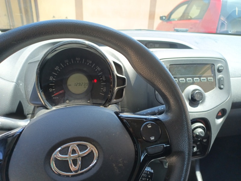 Toyota Aygo 1.0 VVT-i, снимка 8 - Автомобили и джипове - 46361799