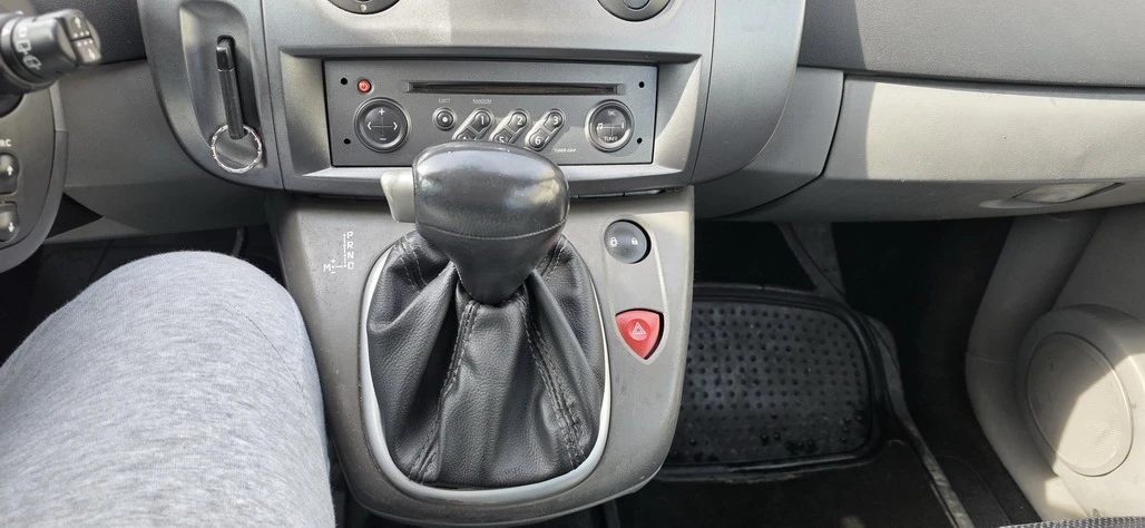 Renault Scenic, снимка 6 - Автомобили и джипове - 54178175