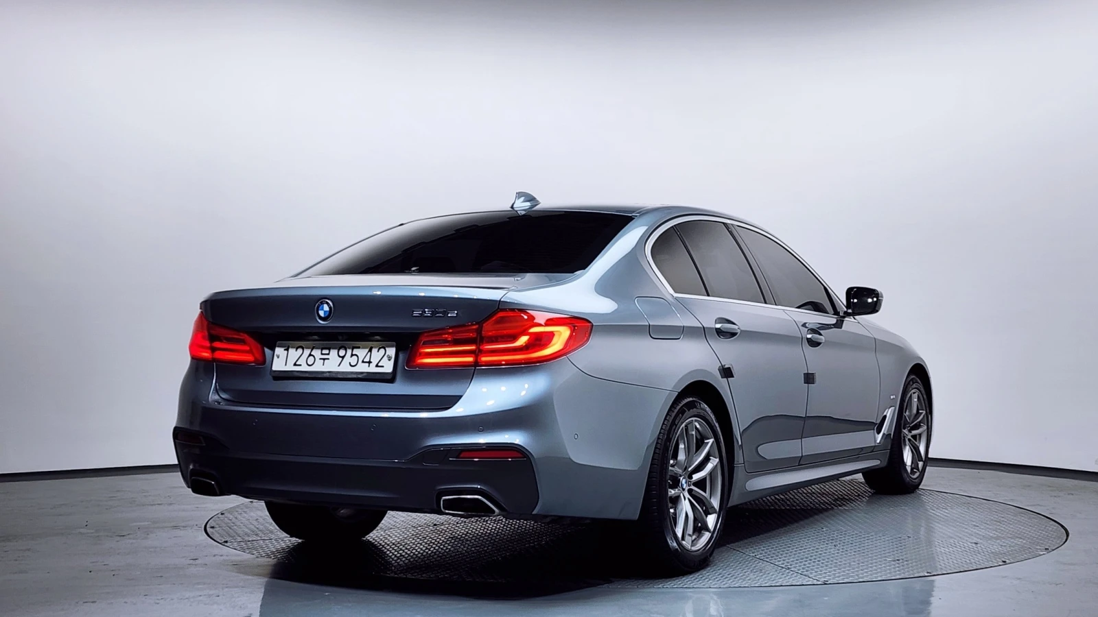 BMW 530E M Sport Plug-in Hybrid, снимка 2 - Автомобили и джипове - 56253387