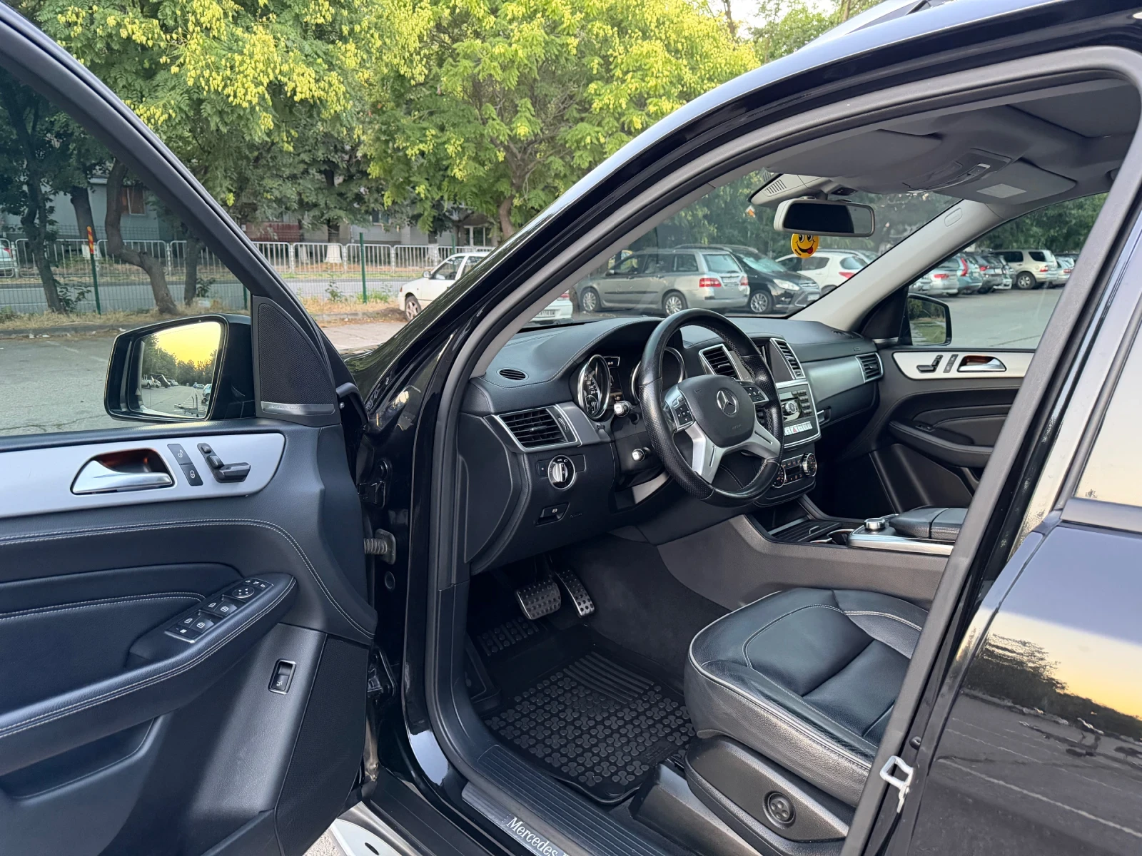 Mercedes-Benz ML 350 /AMG PACK/DISTRONIC+ /AIRMATIC/ KEYLESS, снимка 9 - Автомобили и джипове - 55245659